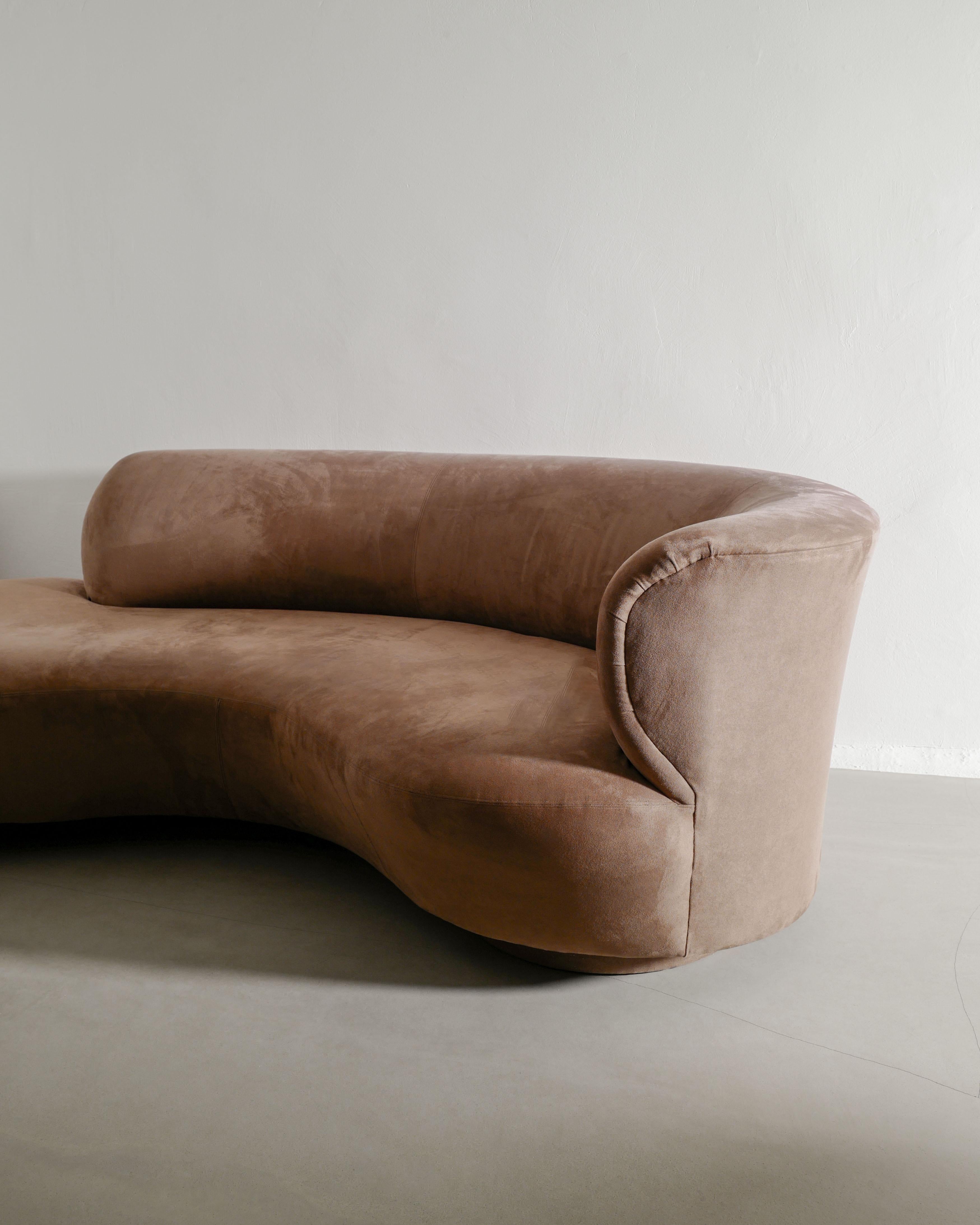 Seltenes dreisitziges, zeitgenössisches und skulpturales Serpentine-Sofa mit Alcantara-Polsterung im Stil von Vladimir Kagan. In gutem Zustand. 

Abmessungen: H: 75 cm / 29.50