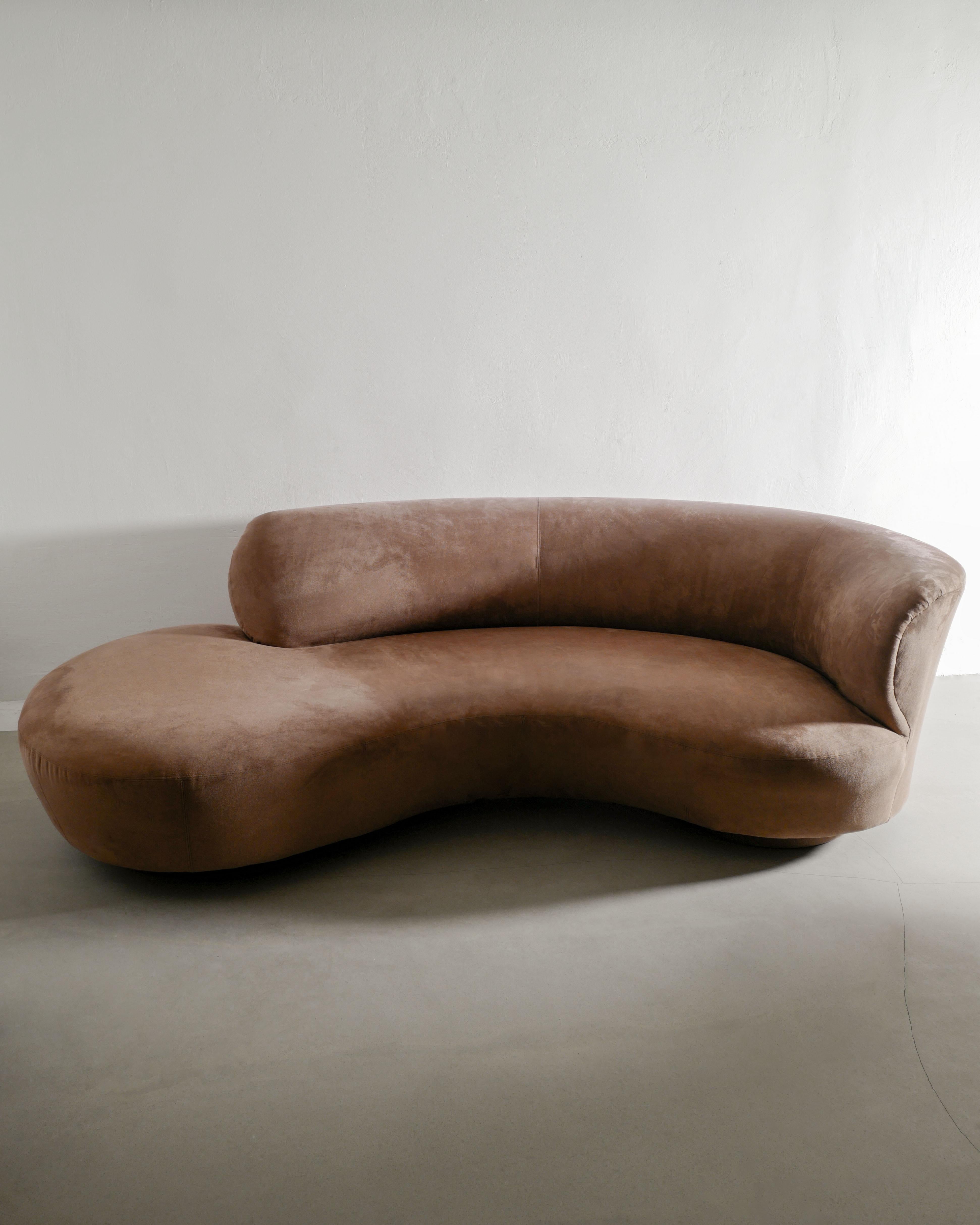 Contemporary Free Form Sculptural Serpentine Sofa w. Alcantara-Polsterung, 1990er-Jahre (Moderne der Mitte des Jahrhunderts) im Angebot