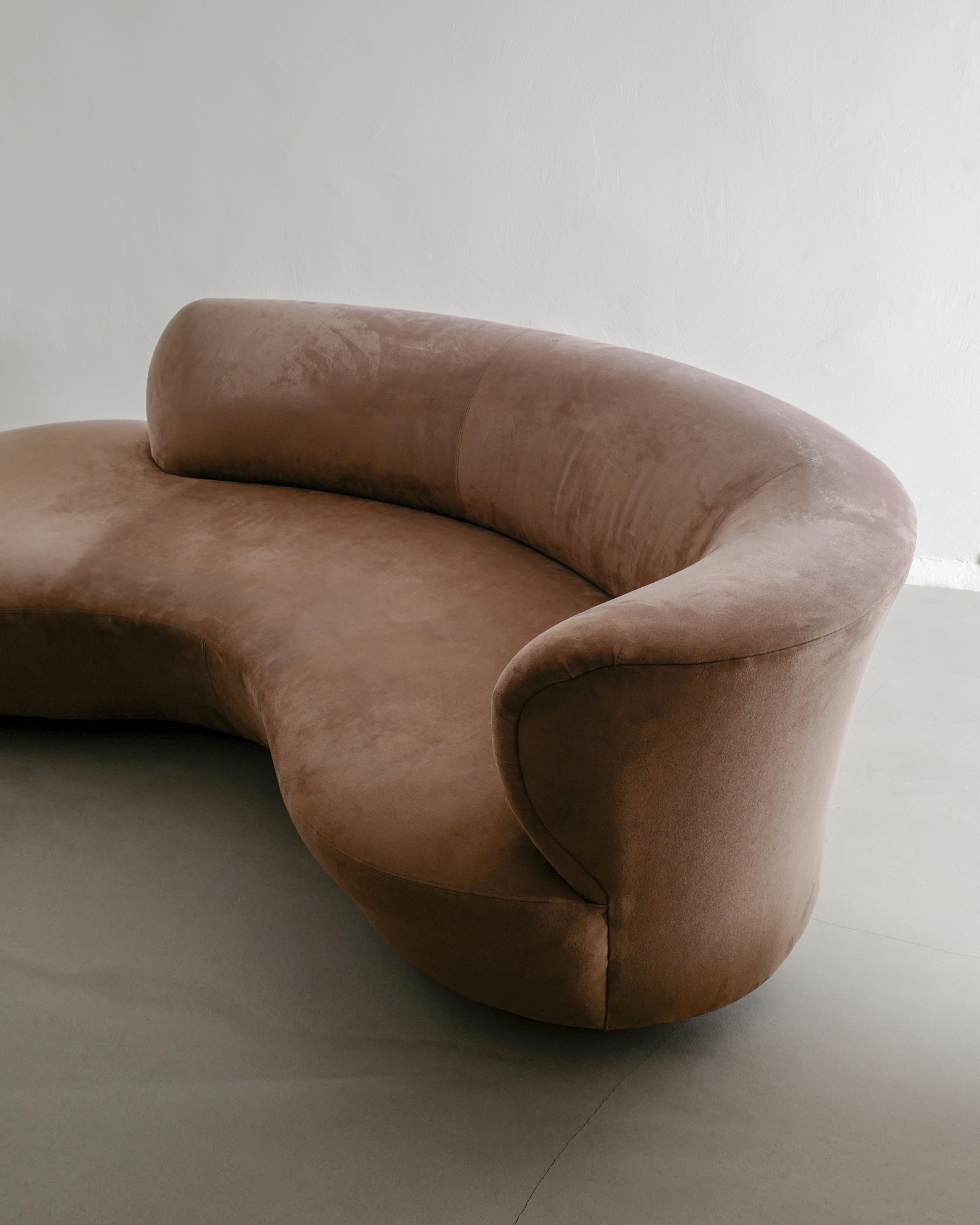 Contemporary Free Form Sculptural Serpentine Sofa w. Alcantara-Polsterung, 1990er-Jahre (amerikanisch) im Angebot