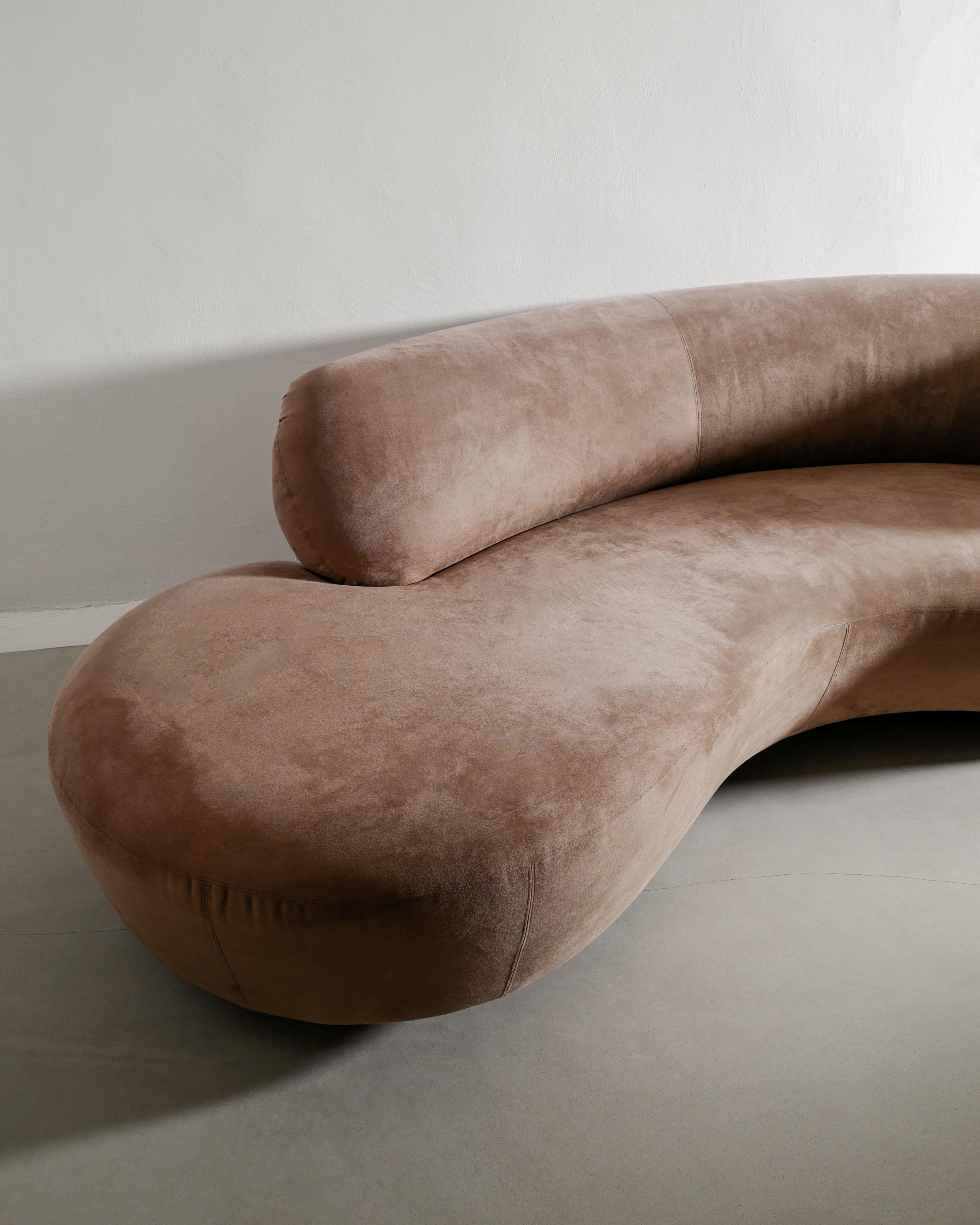 Contemporary Free Form Sculptural Serpentine Sofa w. Alcantara-Polsterung, 1990er-Jahre im Zustand „Gut“ im Angebot in Stockholm, SE