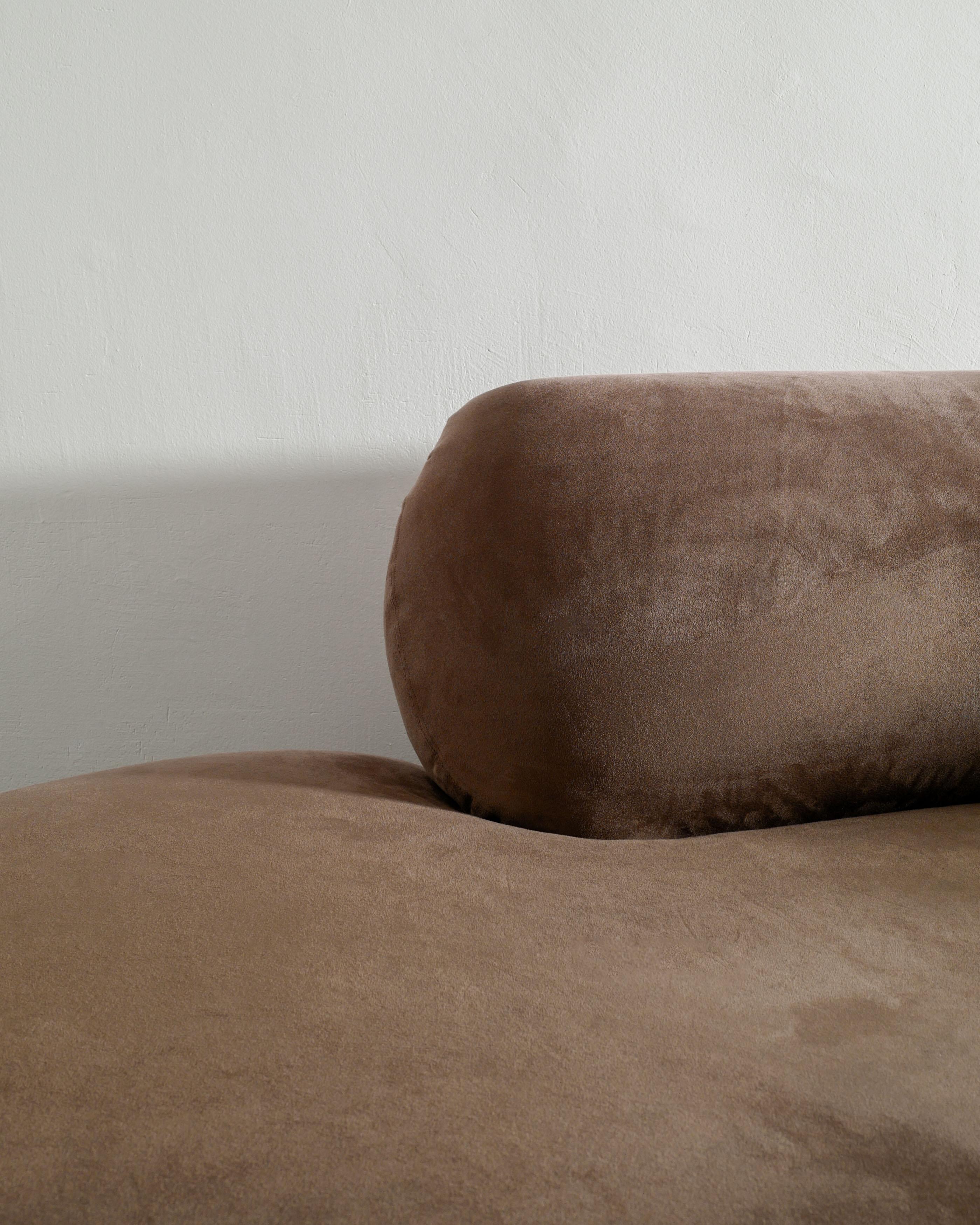 Contemporary Free Form Sculptural Serpentine Sofa w. Alcantara-Polsterung, 1990er-Jahre (Ende des 20. Jahrhunderts) im Angebot