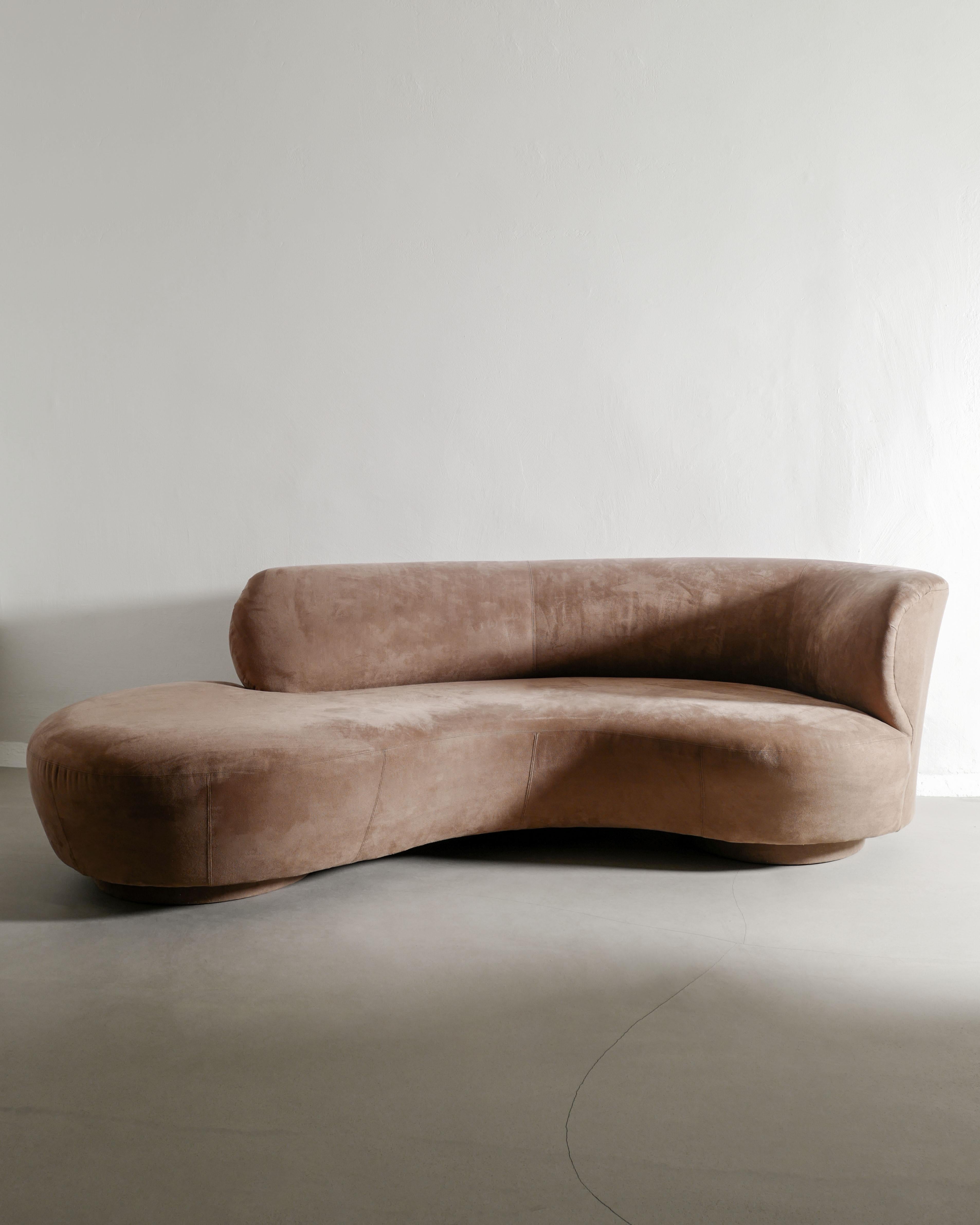 Contemporary Free Form Sculptural Serpentine Sofa w. Alcantara-Polsterung, 1990er-Jahre (Wildleder) im Angebot