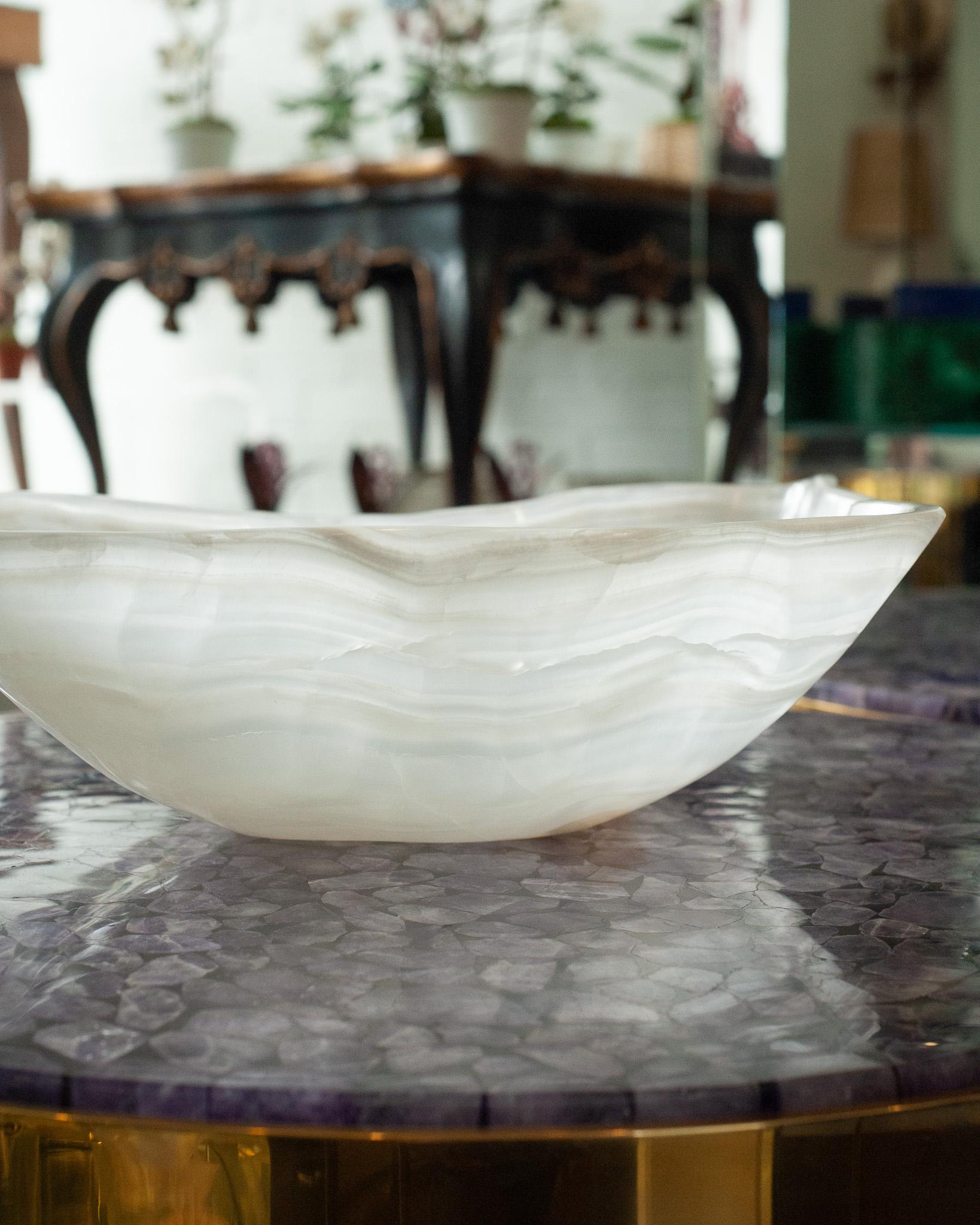 Contemporary Freeform Hand Carved Banded Onyx Bowl In New Condition For Sale In Toronto, ON