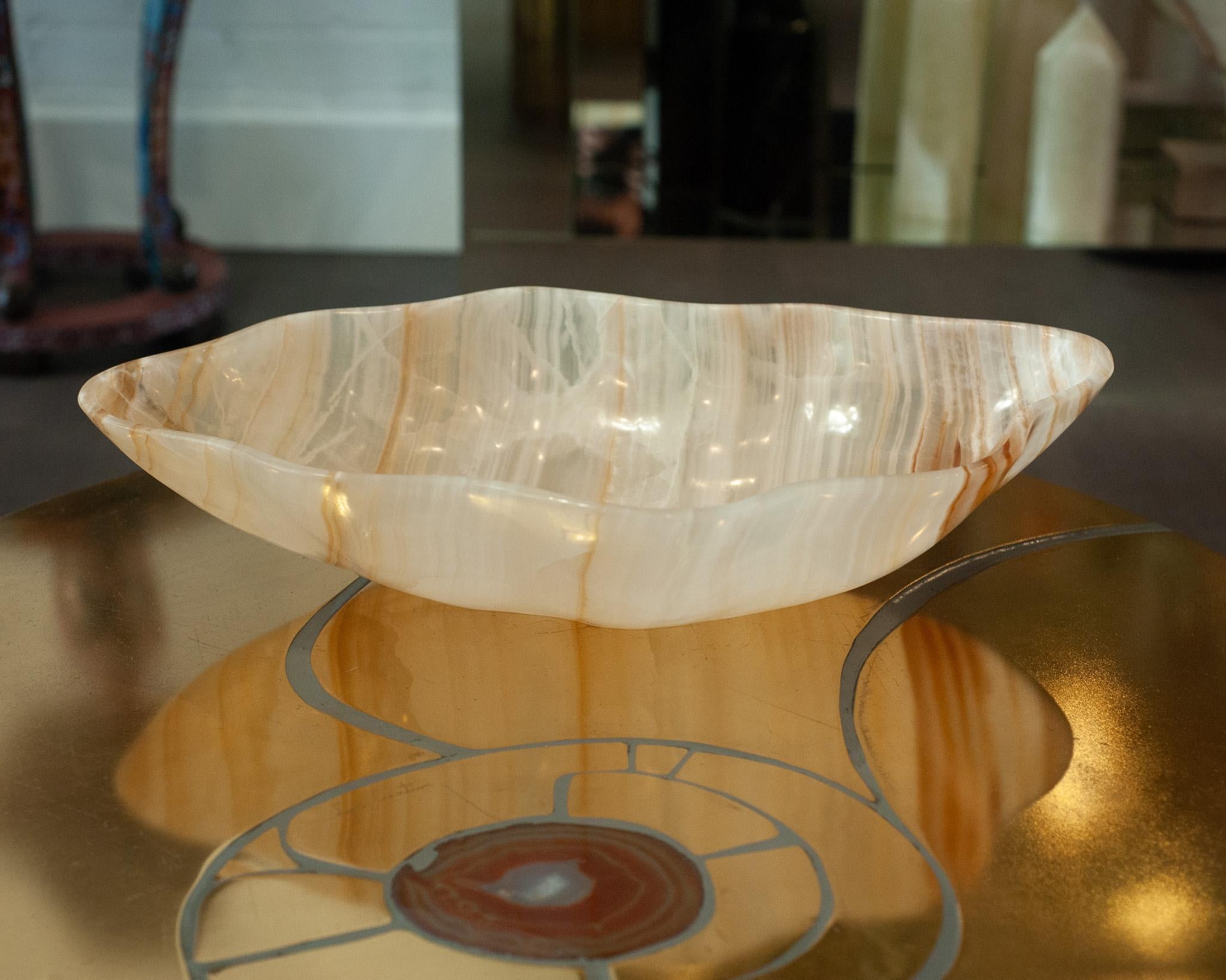 Contemporary Freeform Hand geschnitzt gebändert Onyx Schale mit goldenen Streifen (amerikanisch) im Angebot