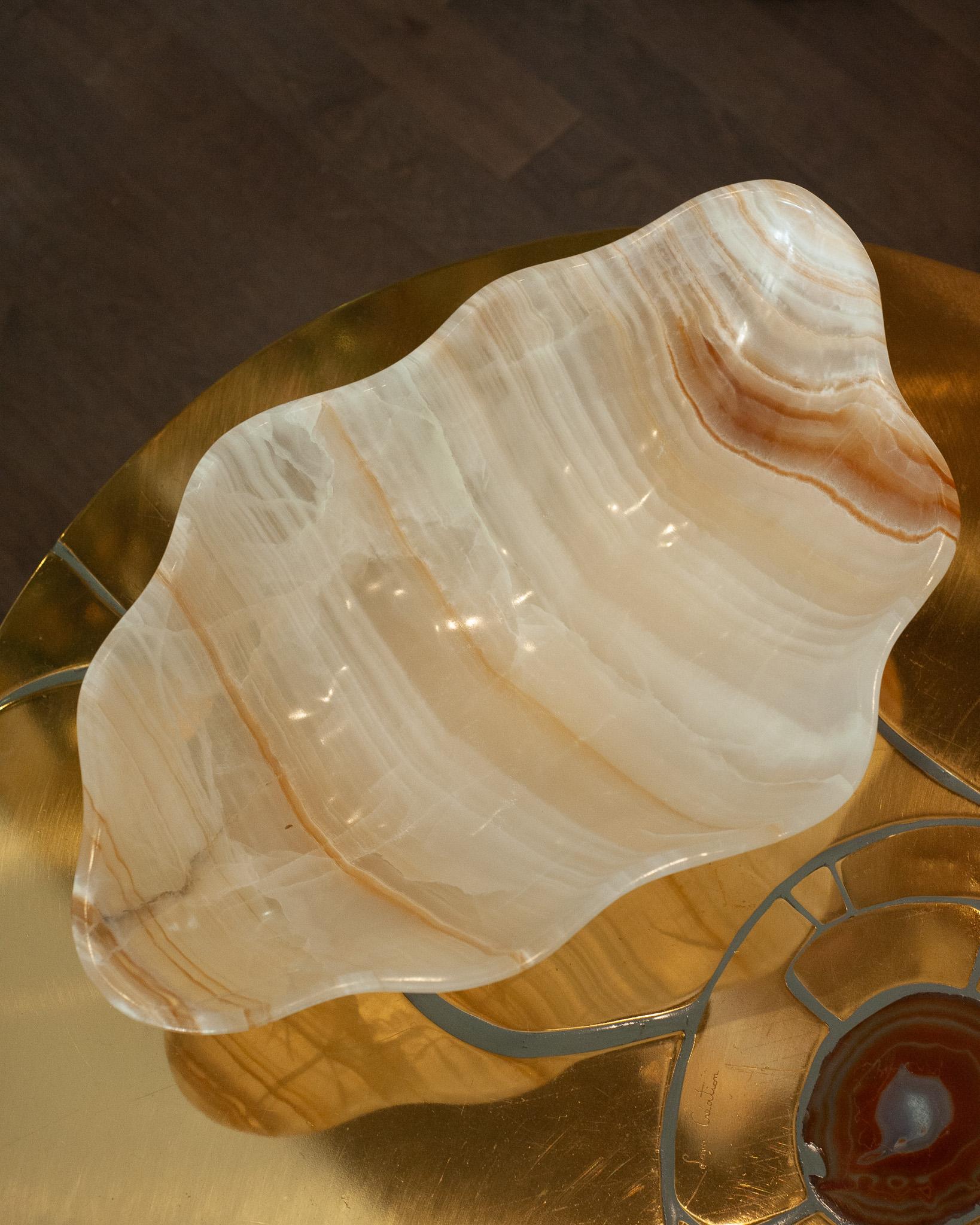 Contemporary Freeform Hand geschnitzt gebändert Onyx Schale mit goldenen Streifen (Handgeschnitzt) im Angebot