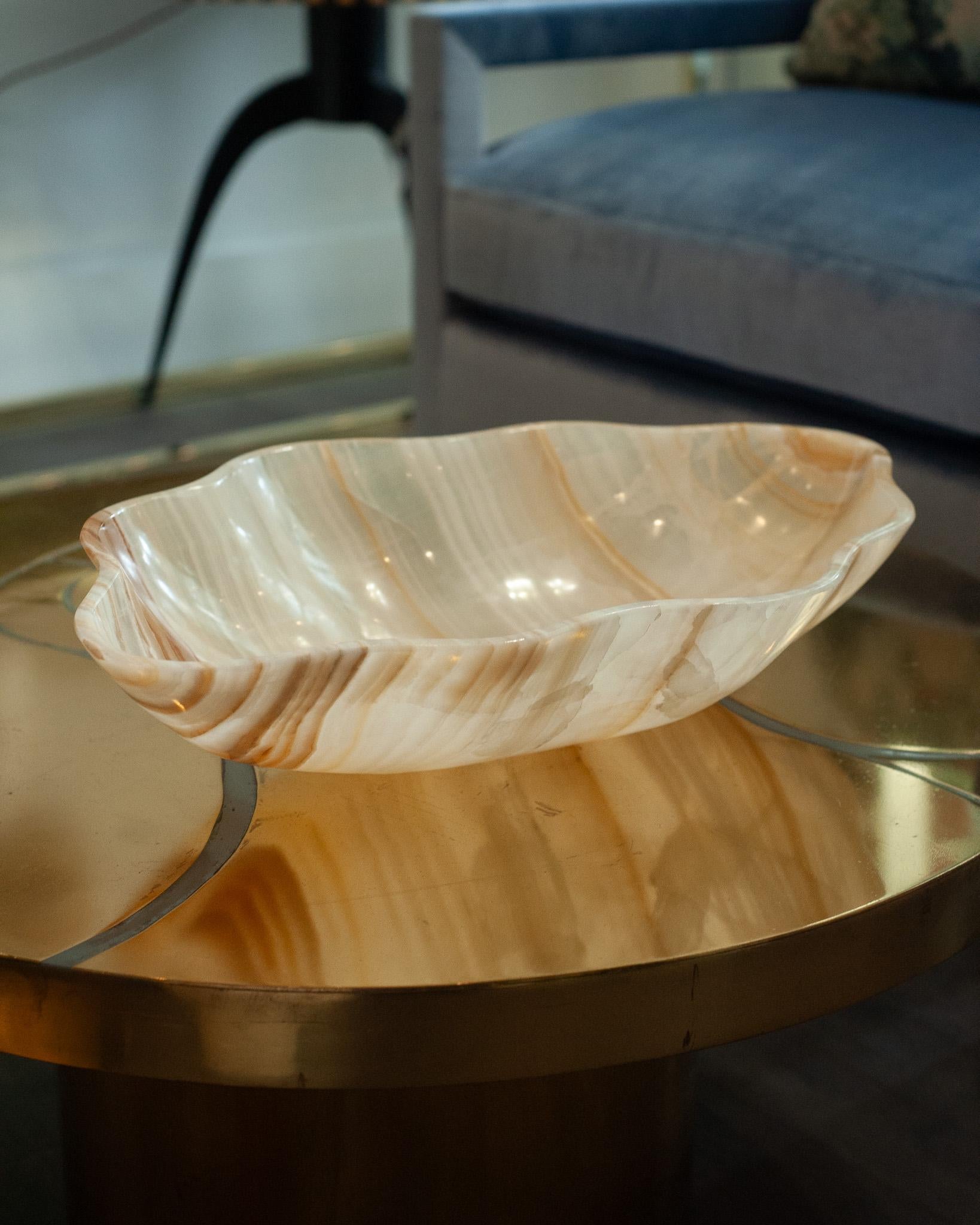 Contemporary Freeform Hand geschnitzt gebändert Onyx Schale mit goldenen Streifen im Zustand „Neu“ im Angebot in Toronto, ON