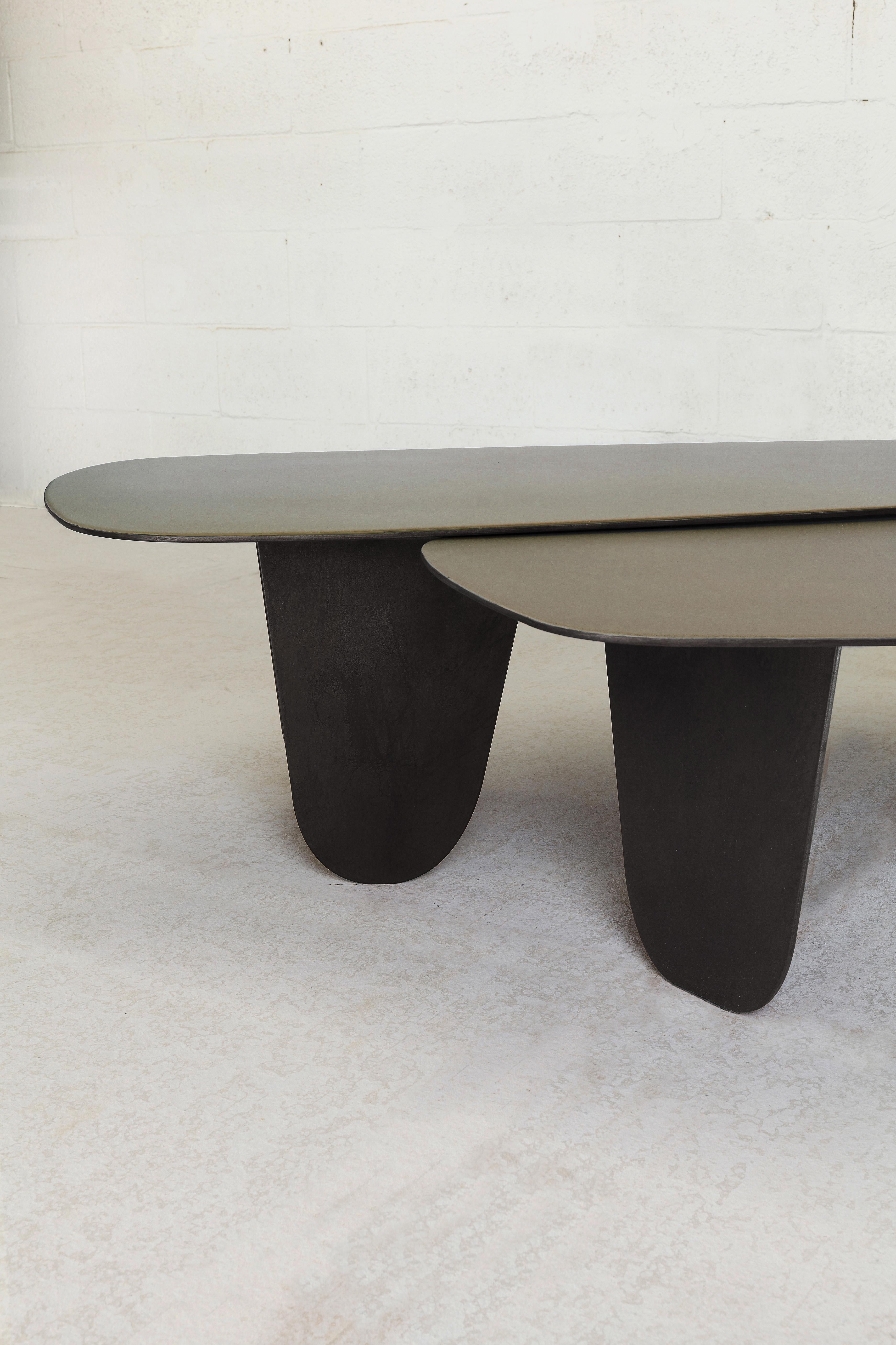 Die Osaka-Tische lassen sich von der japanischen Philosophie des organischen Minimalismus inspirieren, um Einfachheit, Harmonie und Schönheit in Alltagsgegenständen zu schaffen. Der Tisch ist aus Stahl gefertigt und mit einer reichhaltigen,