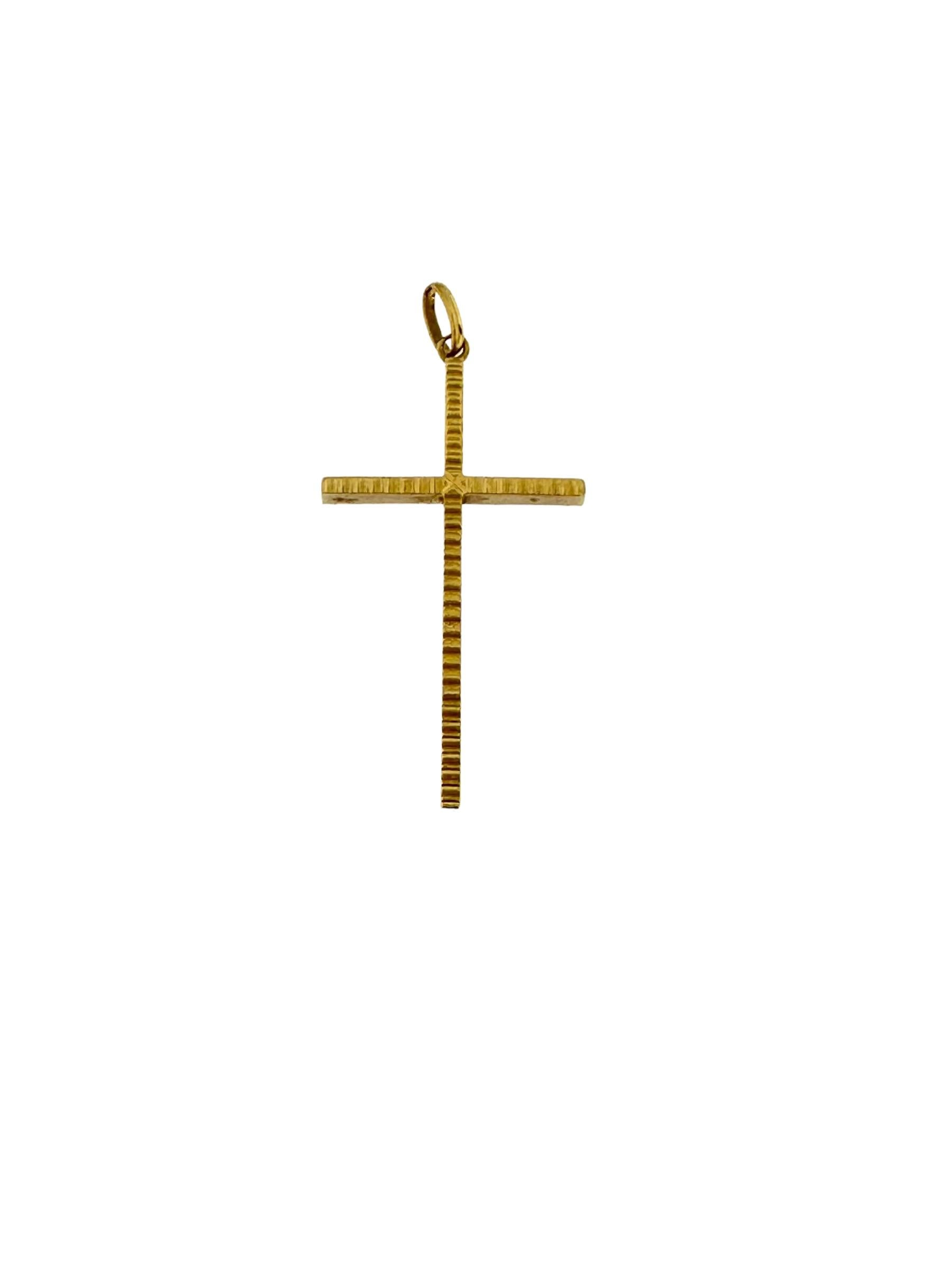 Questa croce francese contemporanea è un gioiello straordinario che incarna l'eleganza moderna e la maestria artigianale. Realizzata in lussuoso oro giallo da 18 carati, questa croce presenta un intricato design intagliato che crea un effetto visivo