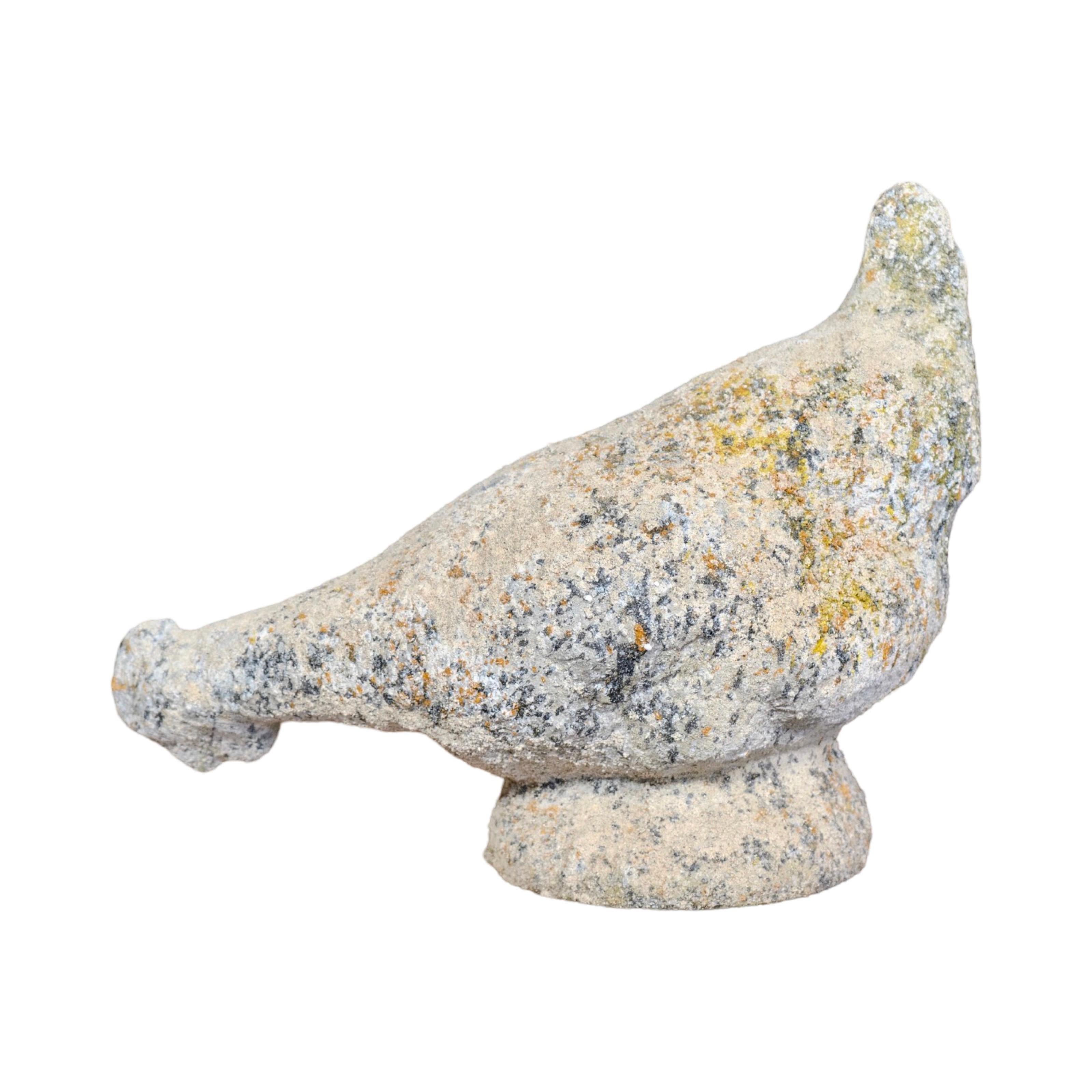 Una scultura contemporanea di un pollo catturato a metà corsa, realizzata in Francia con un composito di granito. La sua finitura con agenti atmosferici aggiunge un fascino senza tempo, rendendola un'aggiunta straordinaria a qualsiasi ambiente