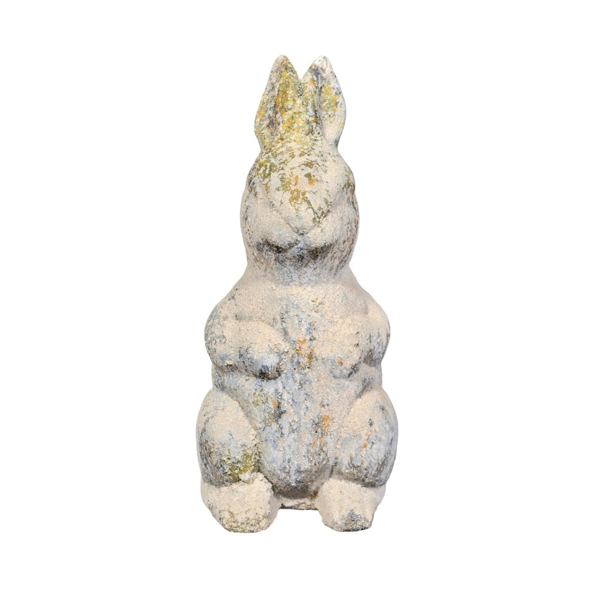 Una escultura de conejo contemporánea fabricada en Francia con un compuesto de granito que le confiere un aspecto envejecido de forma natural. Se vende por unidades y es el toque caprichoso perfecto para cualquier jardín o espacio exterior.
