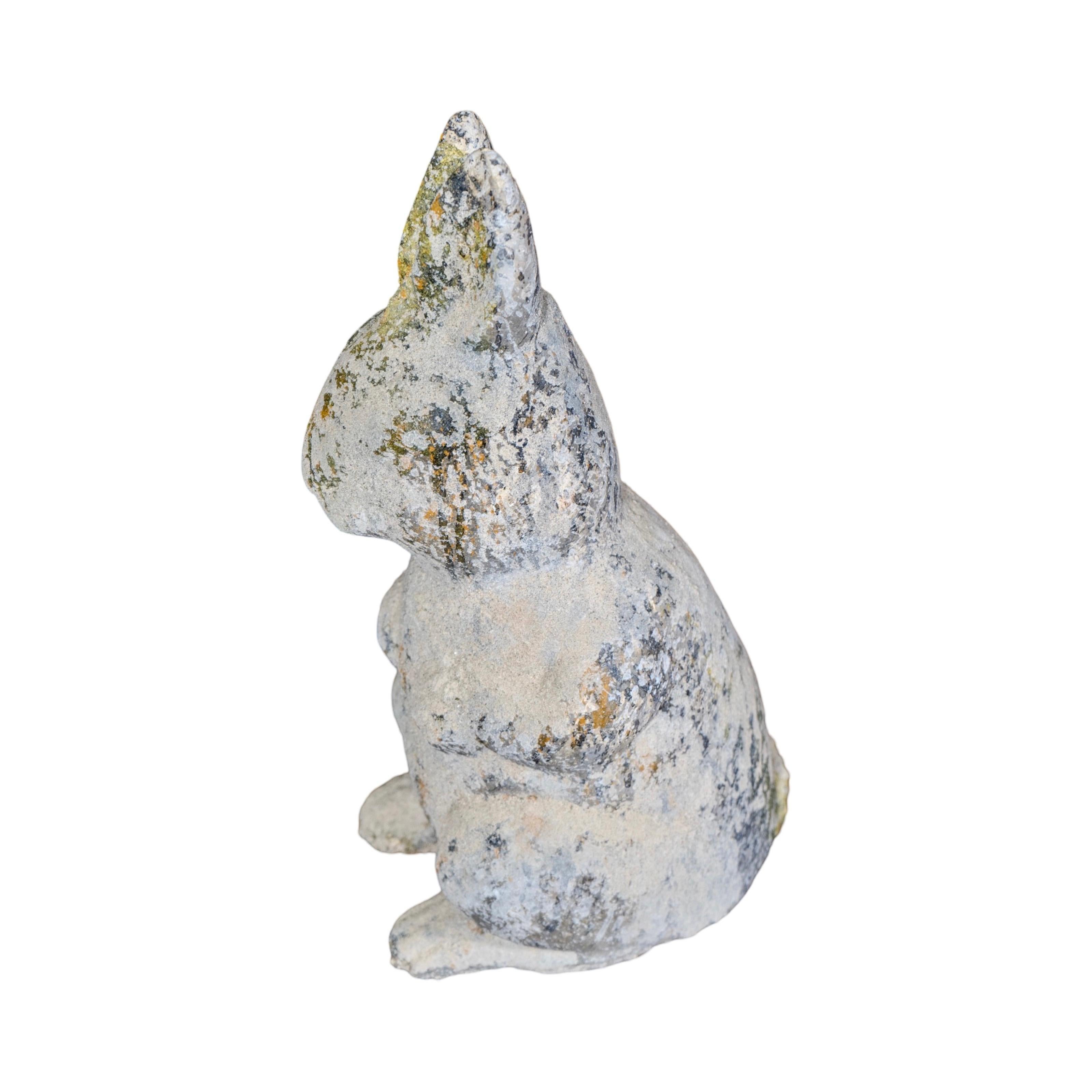 Escultura contemporánea de conejo compuesto de granito francés en venta 2
