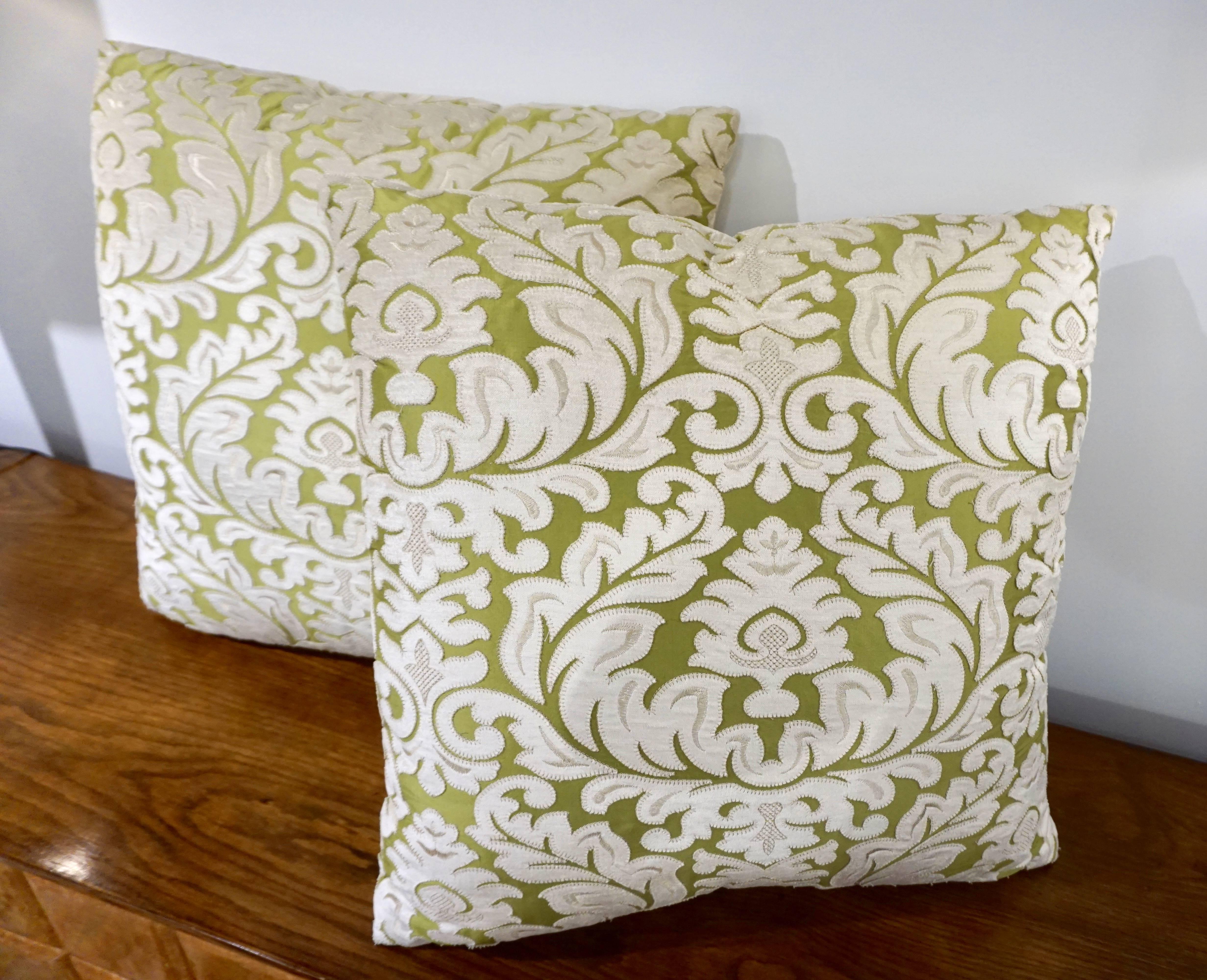 A decorative square pair of modern soft pillows in an apple green and ivory white damask fabric by Nobilis Paris, made in India.
Composition: Viscose velour on silk

  
