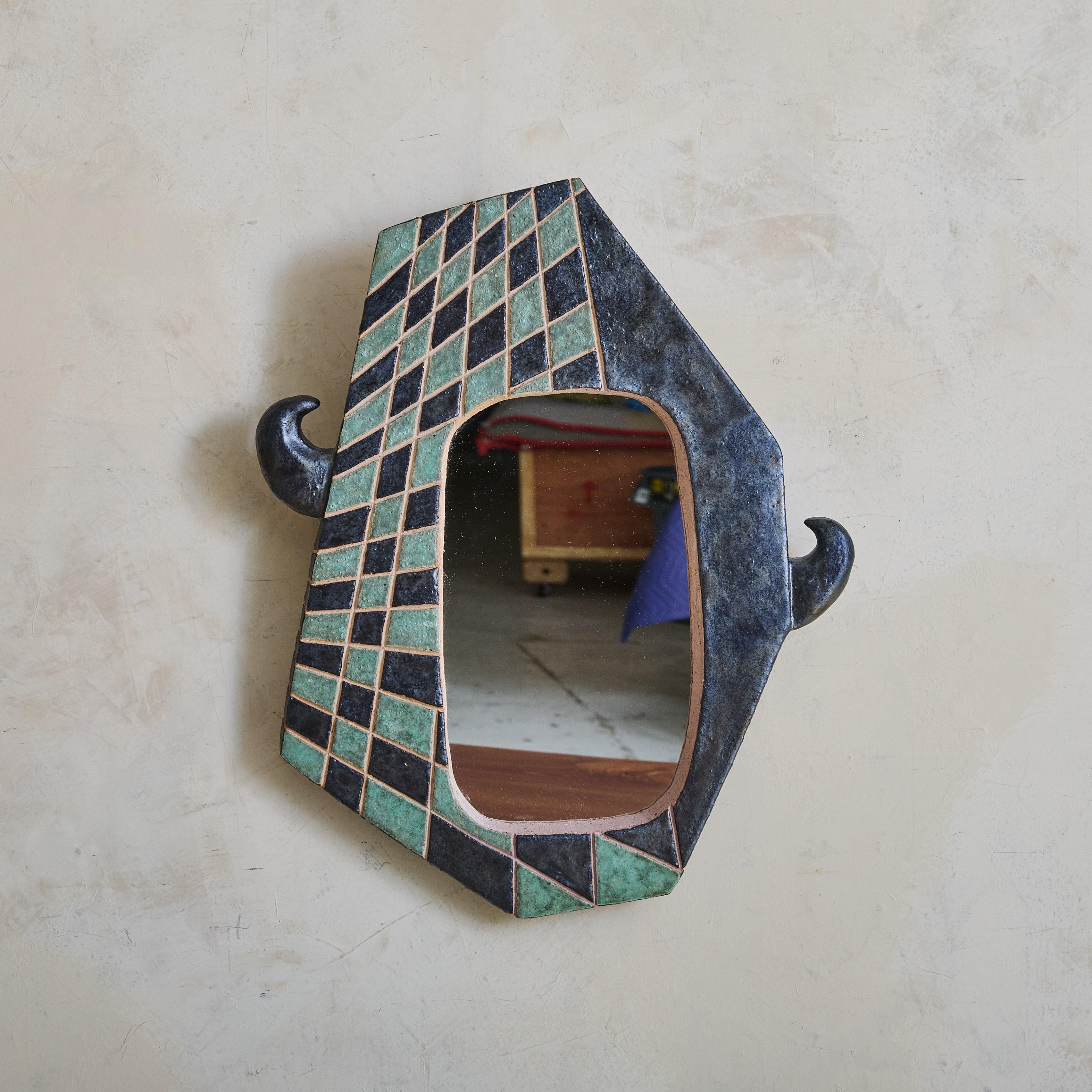 Nathalie Soufflet, rooted in the artistic enclave of Vallauris, channels Amerindian motifs into this ceramic mirror. Its abstract face, with vivid glazing and crowned by sculptural horns, offers a bold yet enigmatic presence. The ink blue and