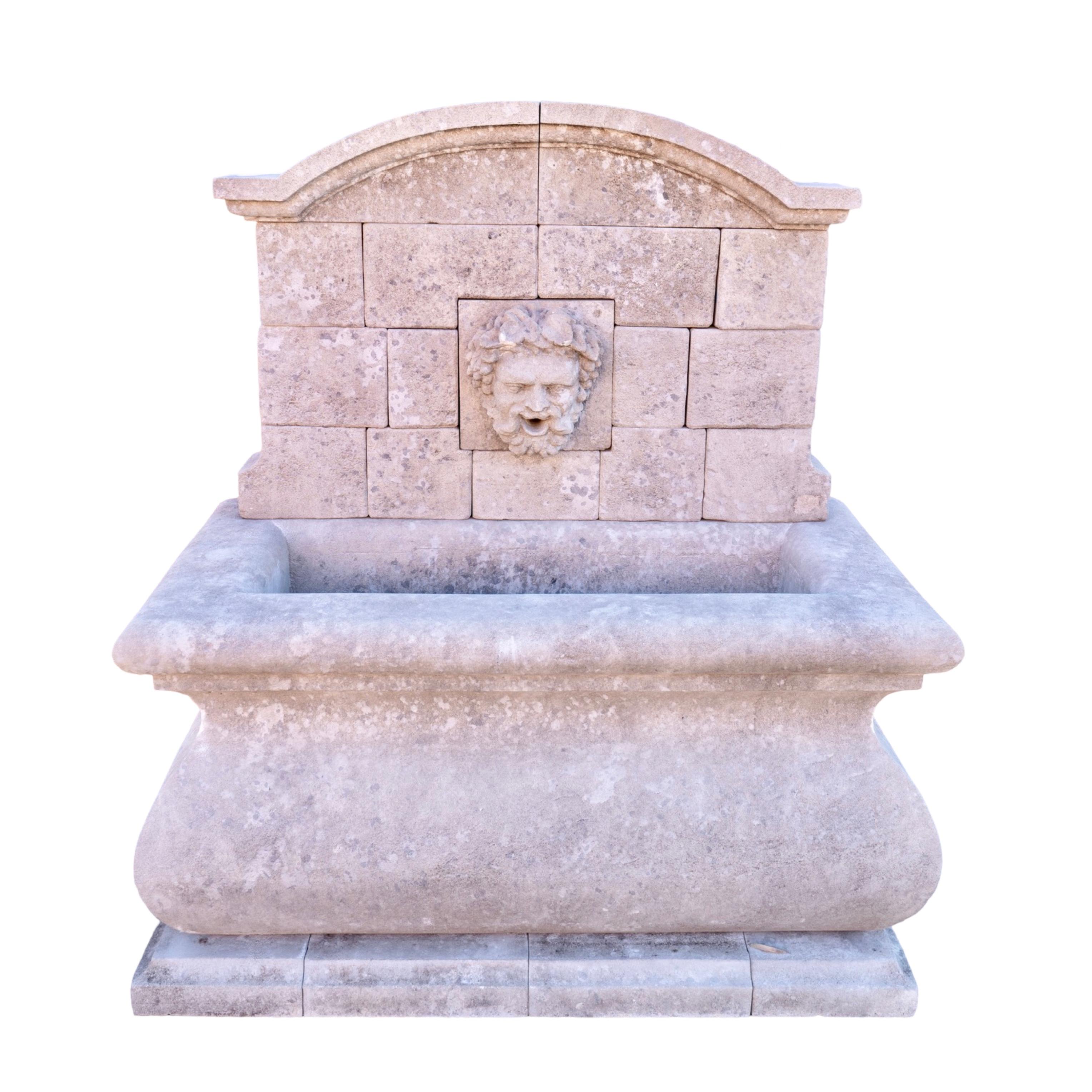 Fontaine murale contemporaine Bacchus en pierre calcaire française Neuf - En vente à Dallas, TX