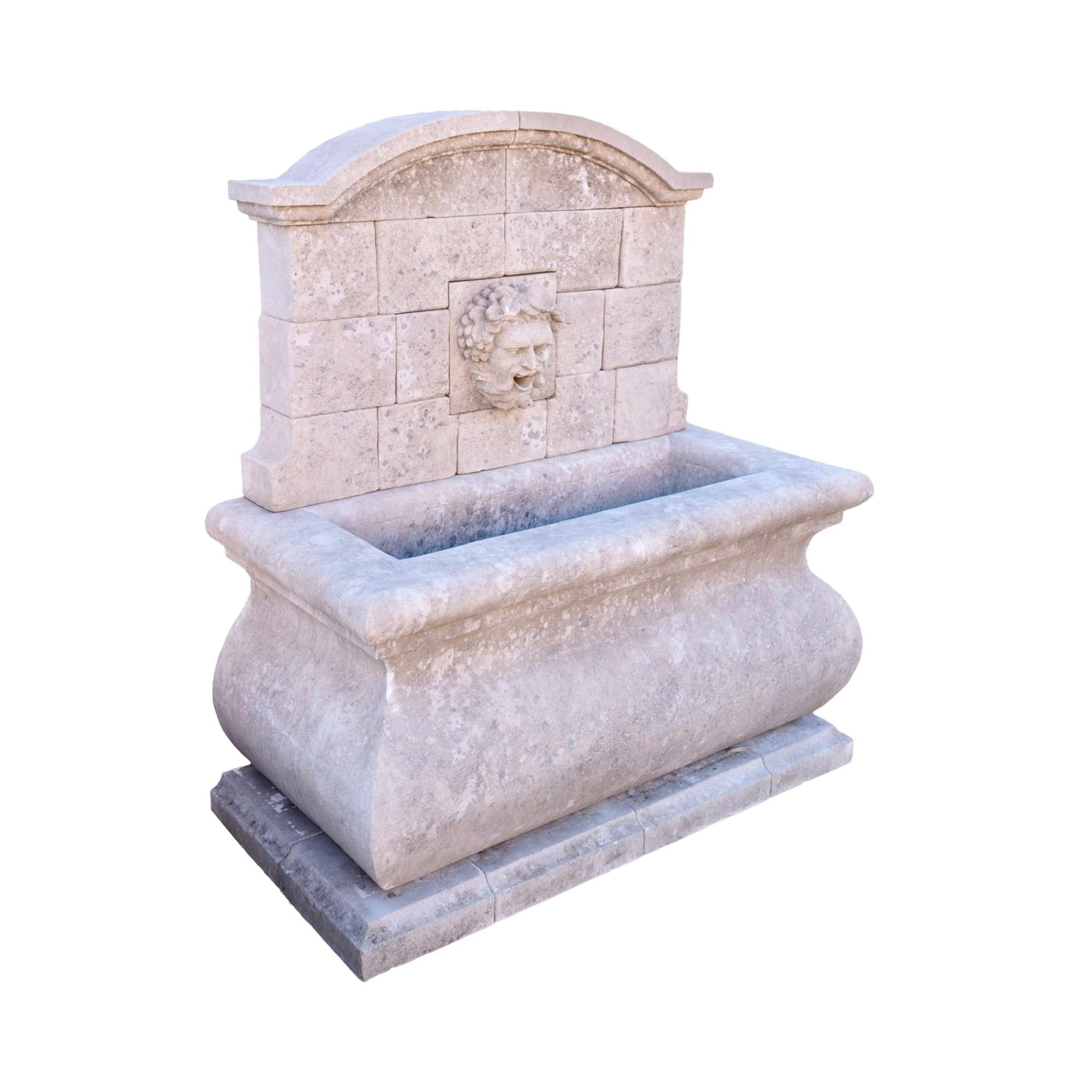 Fontaine murale contemporaine Bacchus en pierre calcaire française en vente 1