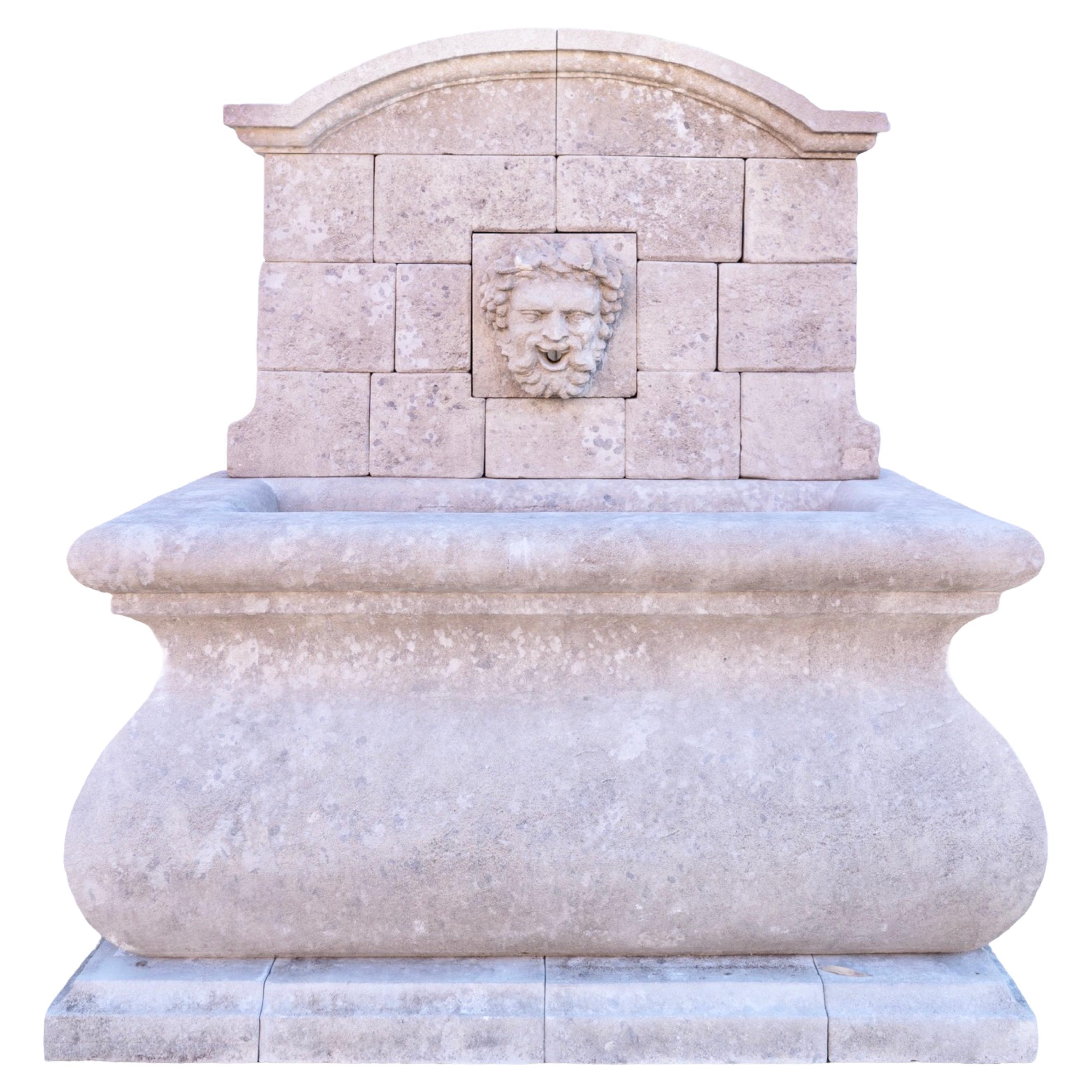 Fontaine murale contemporaine Bacchus en pierre calcaire française en vente