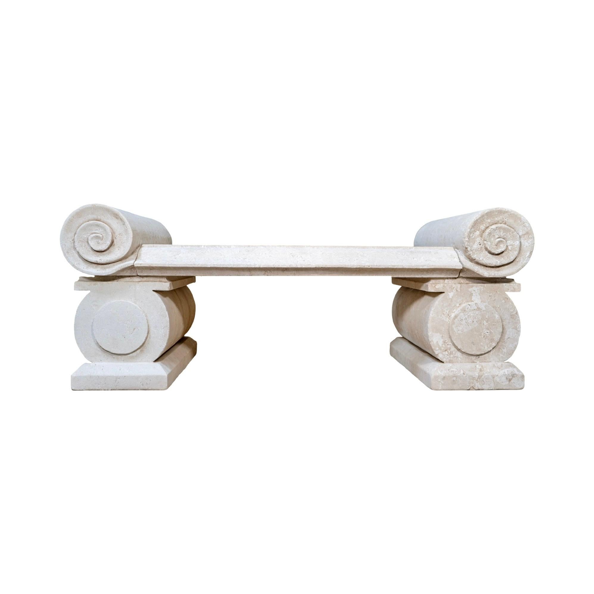 Un banc sculptural en pierre calcaire inspiré des formes classiques, avec des extrémités en volutes spectaculaires qui évoquent l'élégance des volutes architecturales anciennes. L'assise incurvée offre une silhouette adoucie, parfaitement équilibrée