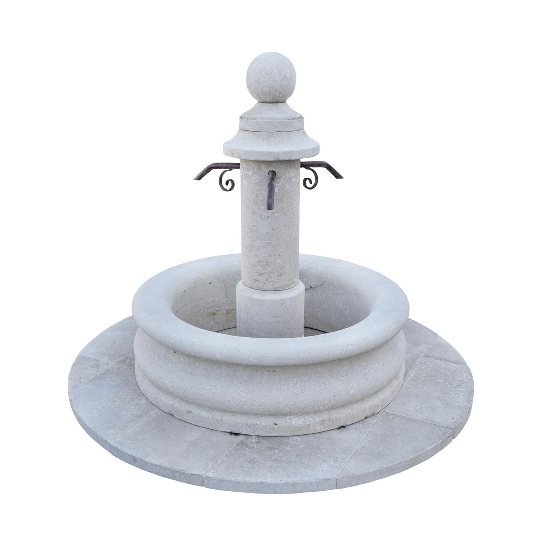 Sculptée à la main en France, cette fontaine centrale contemporaine en pierre calcaire est l'incarnation de l'élégance et de la sophistication. Importé d'Europe, il se compose d'un petit bassin circulaire et d'un pilier central abritant trois tuyaux