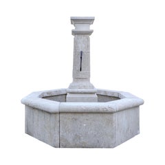 Zeitgenössischer Zentralbrunnen aus französischem Kalkstein