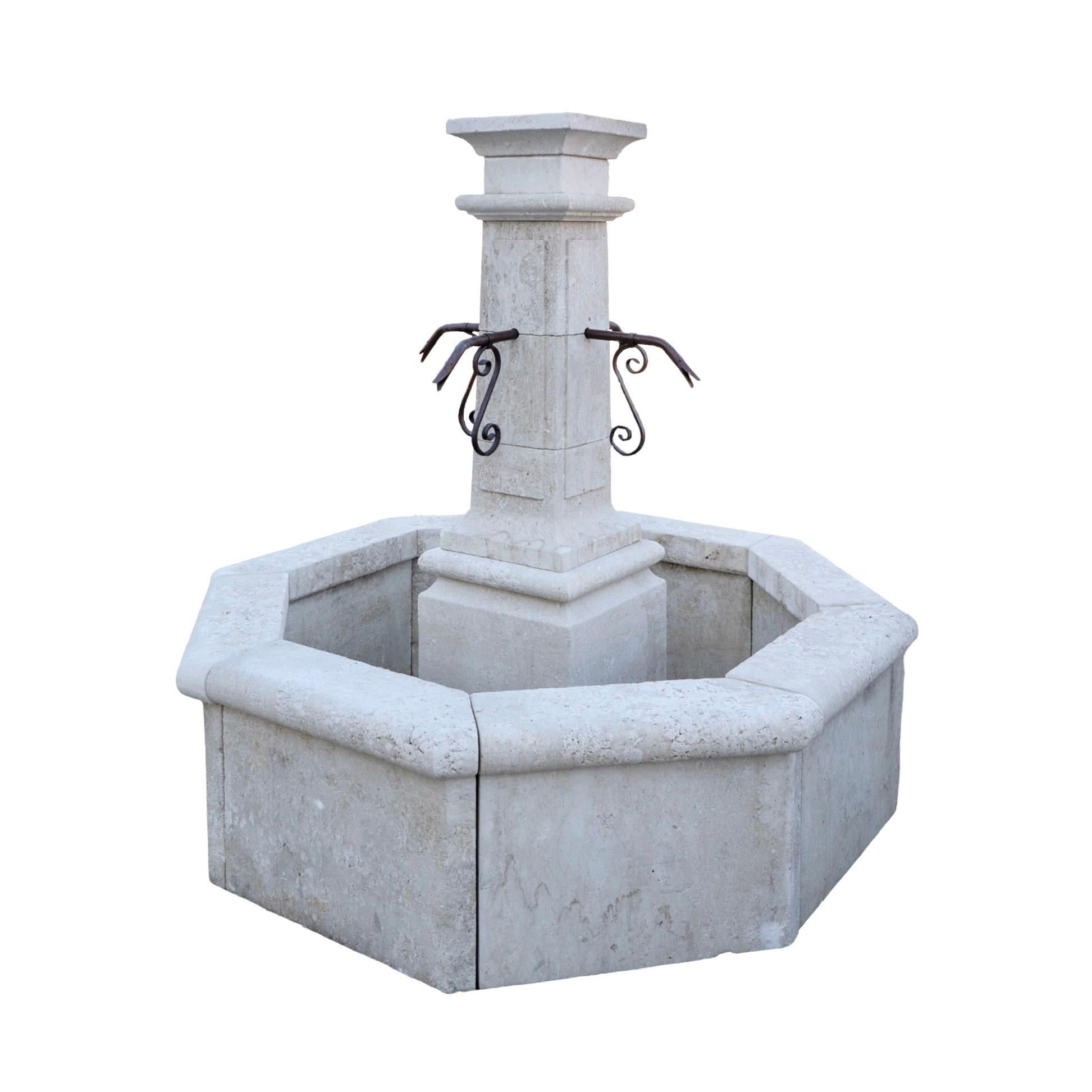 Fontaine centrale contemporaine en pierre calcaire française Neuf - En vente à Dallas, TX