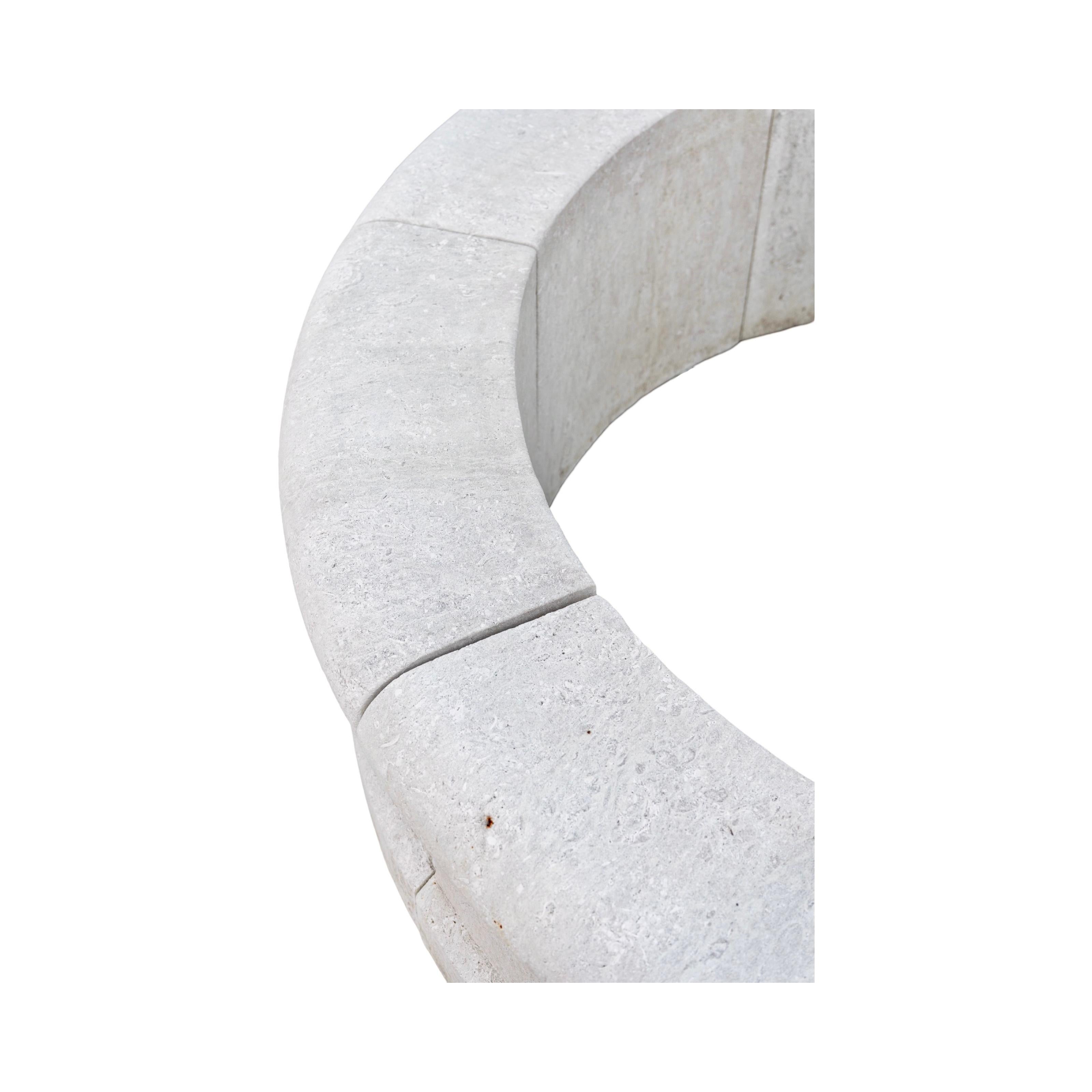 Fontana centrale contemporanea in pietra calcarea francese in vendita 1