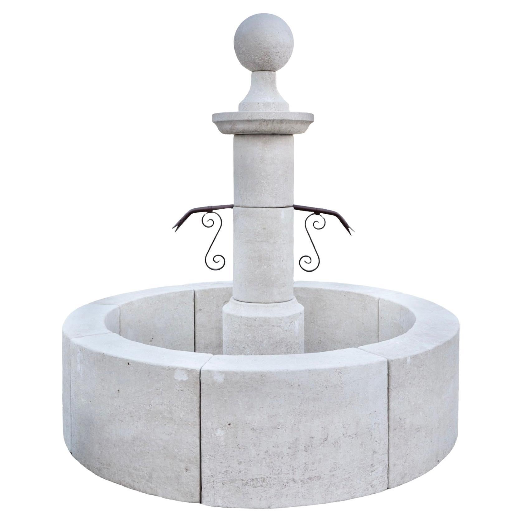 Fontaine centrale contemporaine en pierre calcaire française