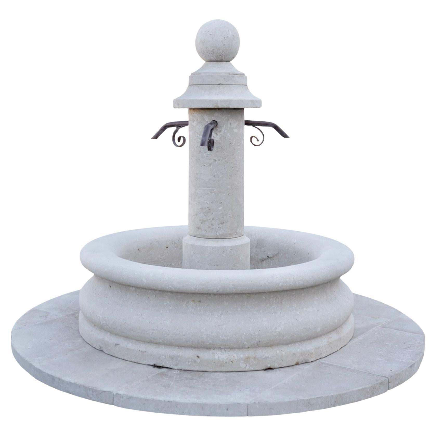 Fontaine centrale contemporaine en pierre calcaire française