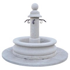 Fontaine centrale contemporaine en pierre calcaire française
