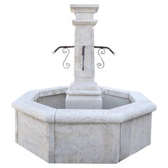 Fontaine centrale contemporaine en pierre calcaire française