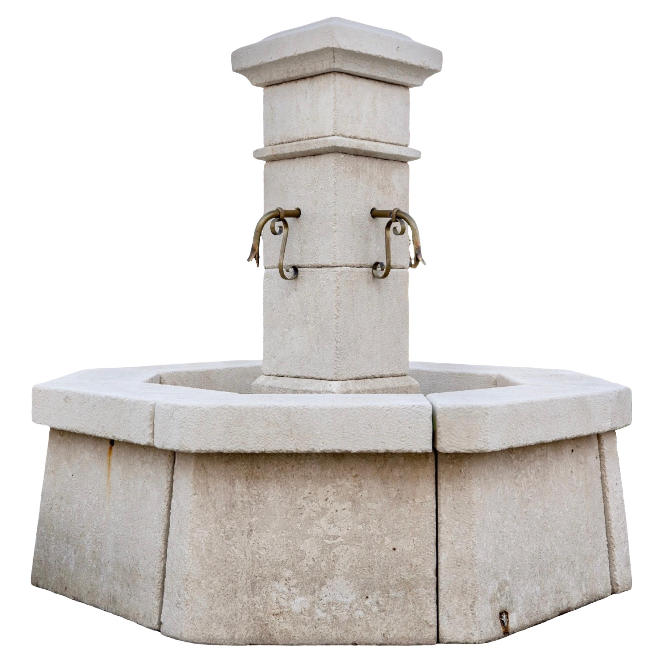 Fuente Central Contemporánea de Piedra Caliza Francesa