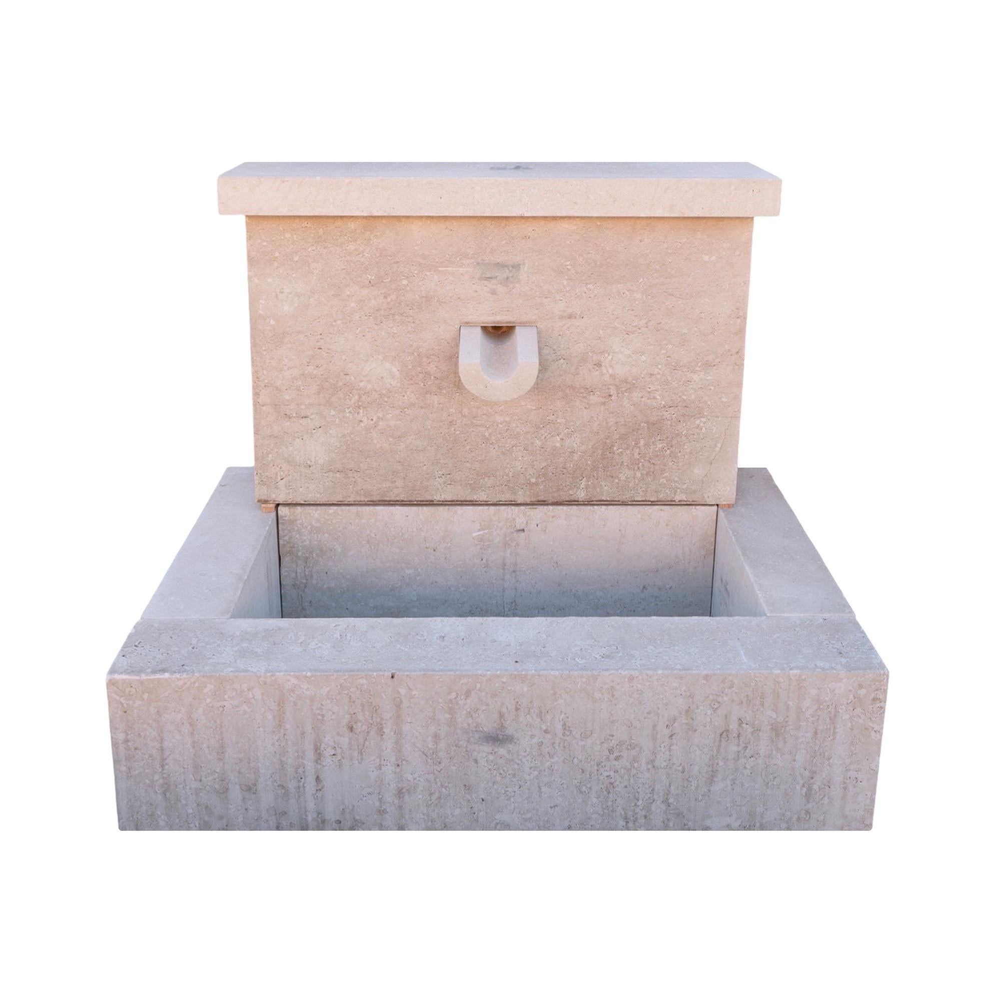 Contemporary French Limestone Geometrischer Wandbrunnen im Zustand „Hervorragend“ im Angebot in Dallas, TX