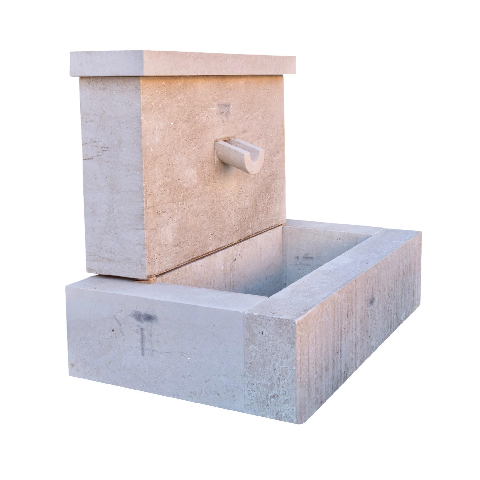 Contemporary French Limestone Geometrischer Wandbrunnen (21. Jahrhundert und zeitgenössisch) im Angebot