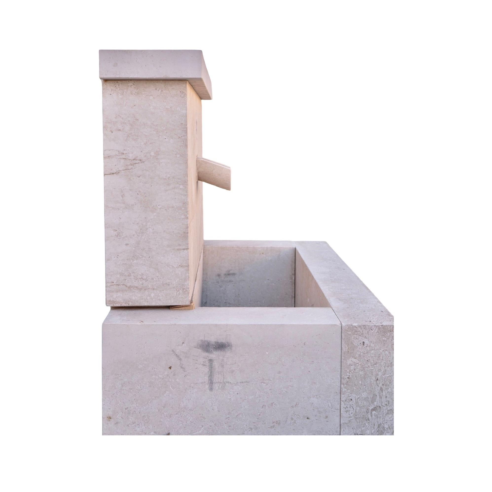 Contemporary French Limestone Geometrischer Wandbrunnen (Kalkstein) im Angebot