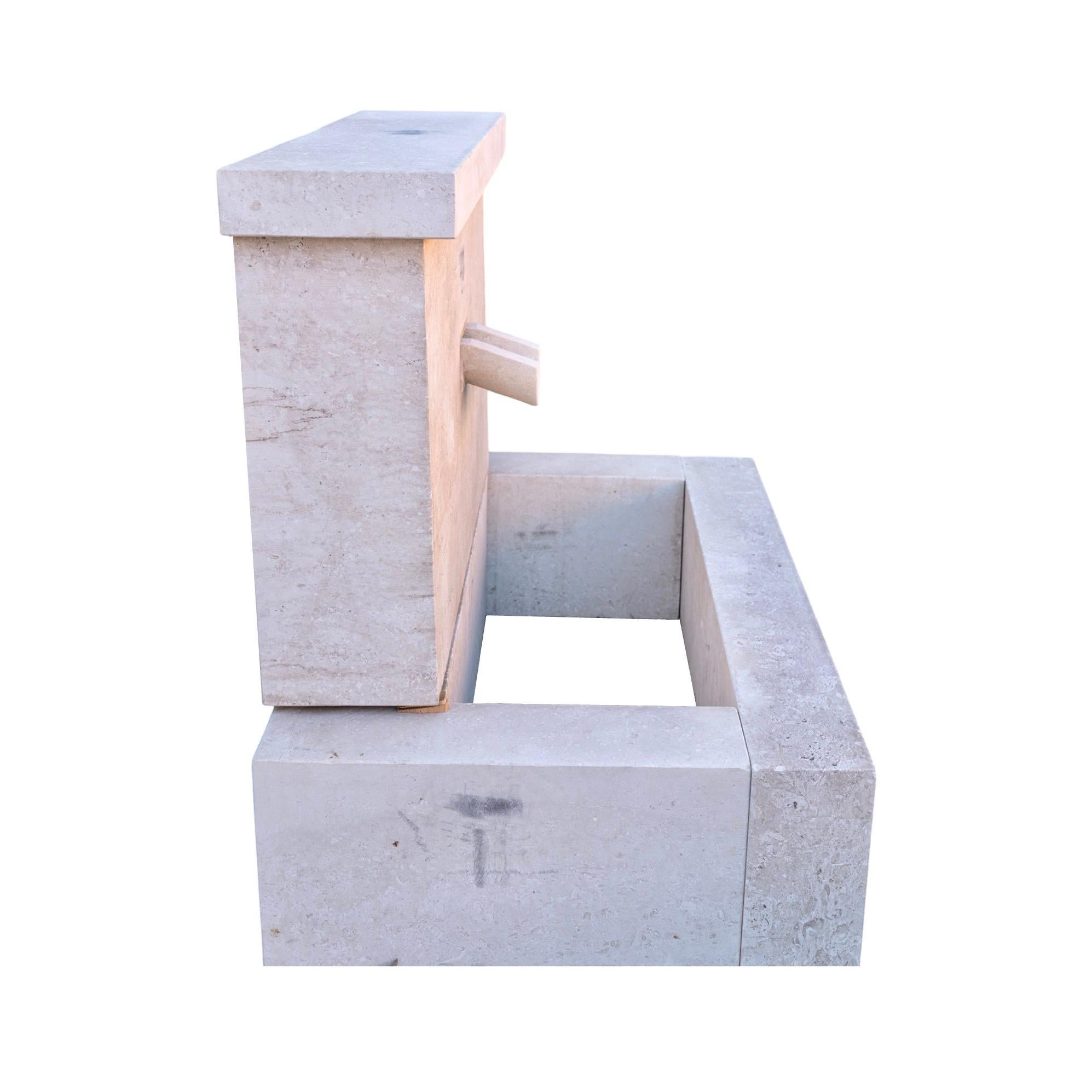 Contemporary French Limestone Geometrischer Wandbrunnen im Angebot 1