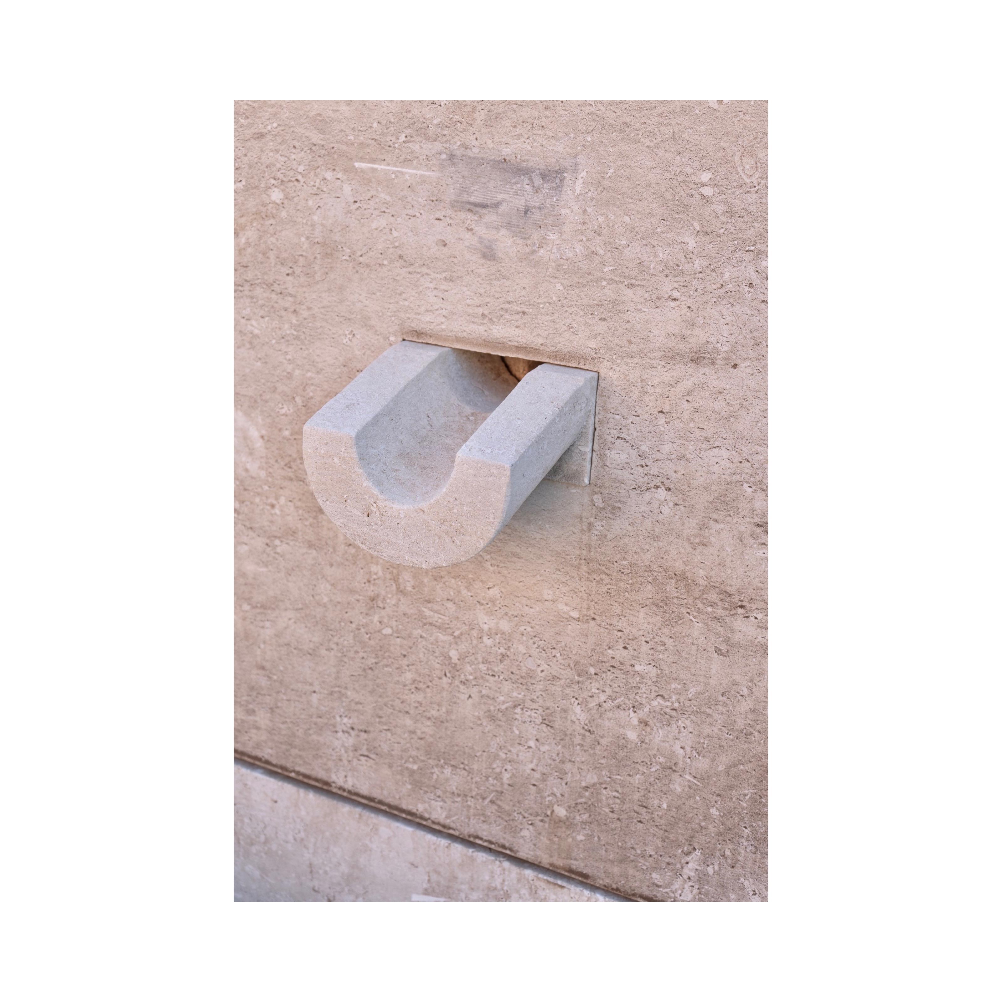 Contemporary French Limestone Geometrischer Wandbrunnen im Angebot 3