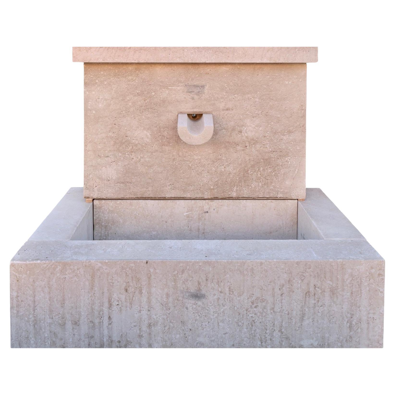 Contemporary French Limestone Geometrischer Wandbrunnen im Angebot