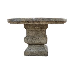 Table contemporaine en pierre calcaire française avec socle