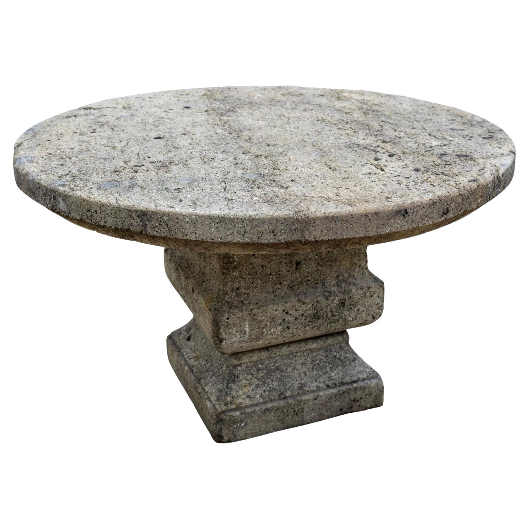 Table contemporaine en pierre calcaire française avec socle