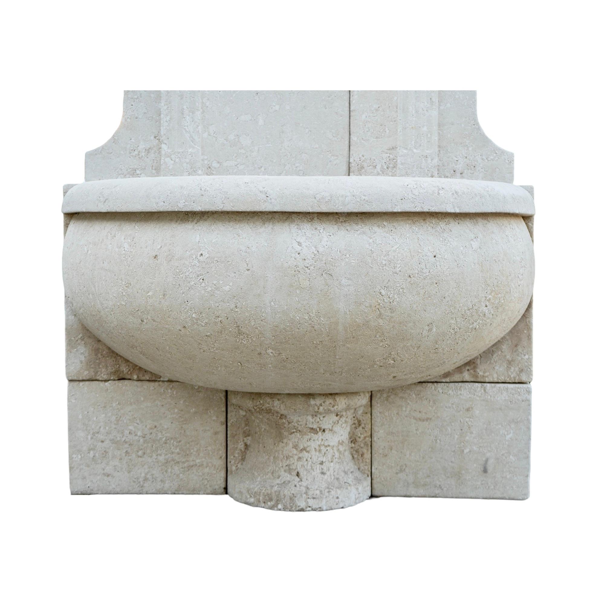 Fontaine murale contemporaine en pierre calcaire française 2