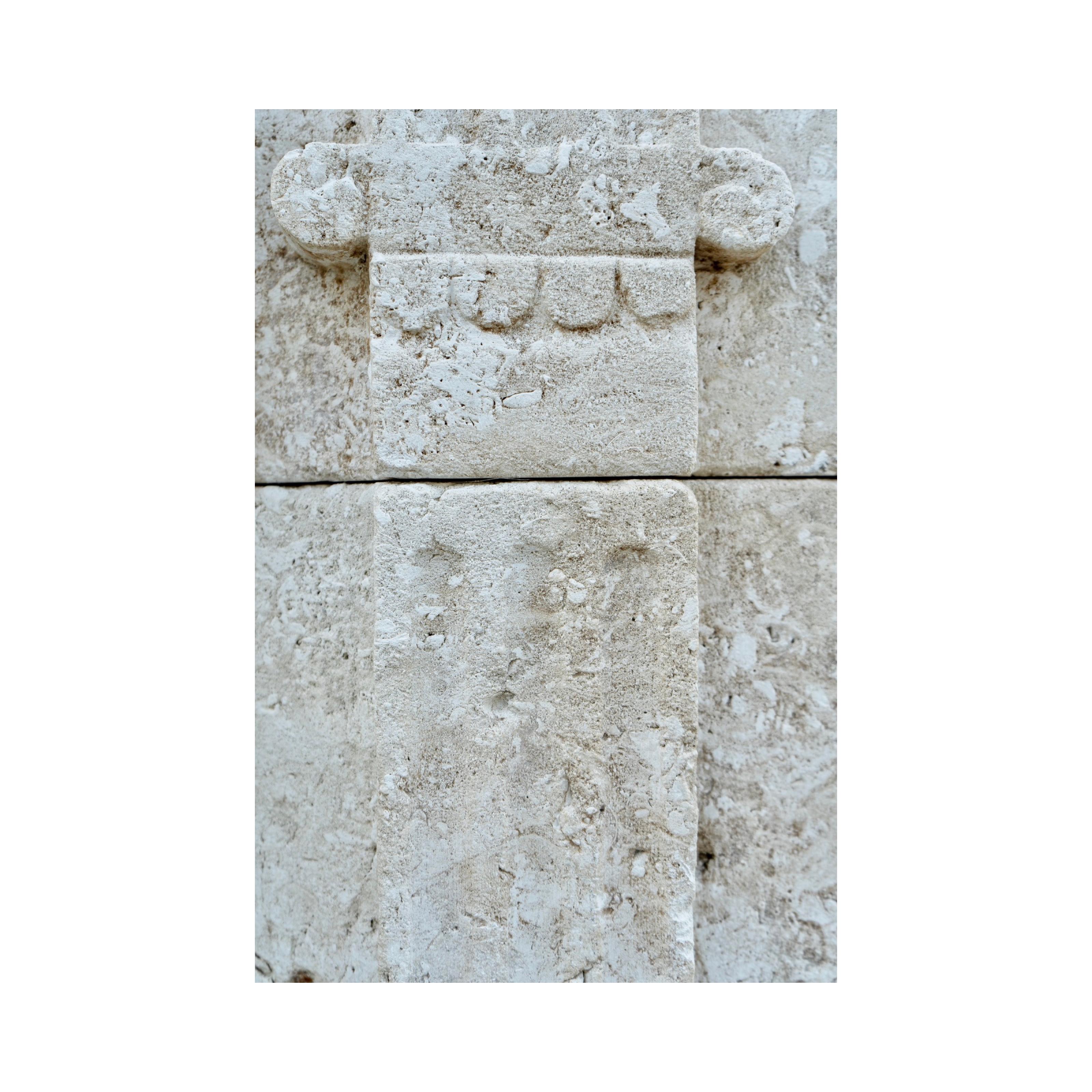 Fontaine murale contemporaine en pierre calcaire française 3