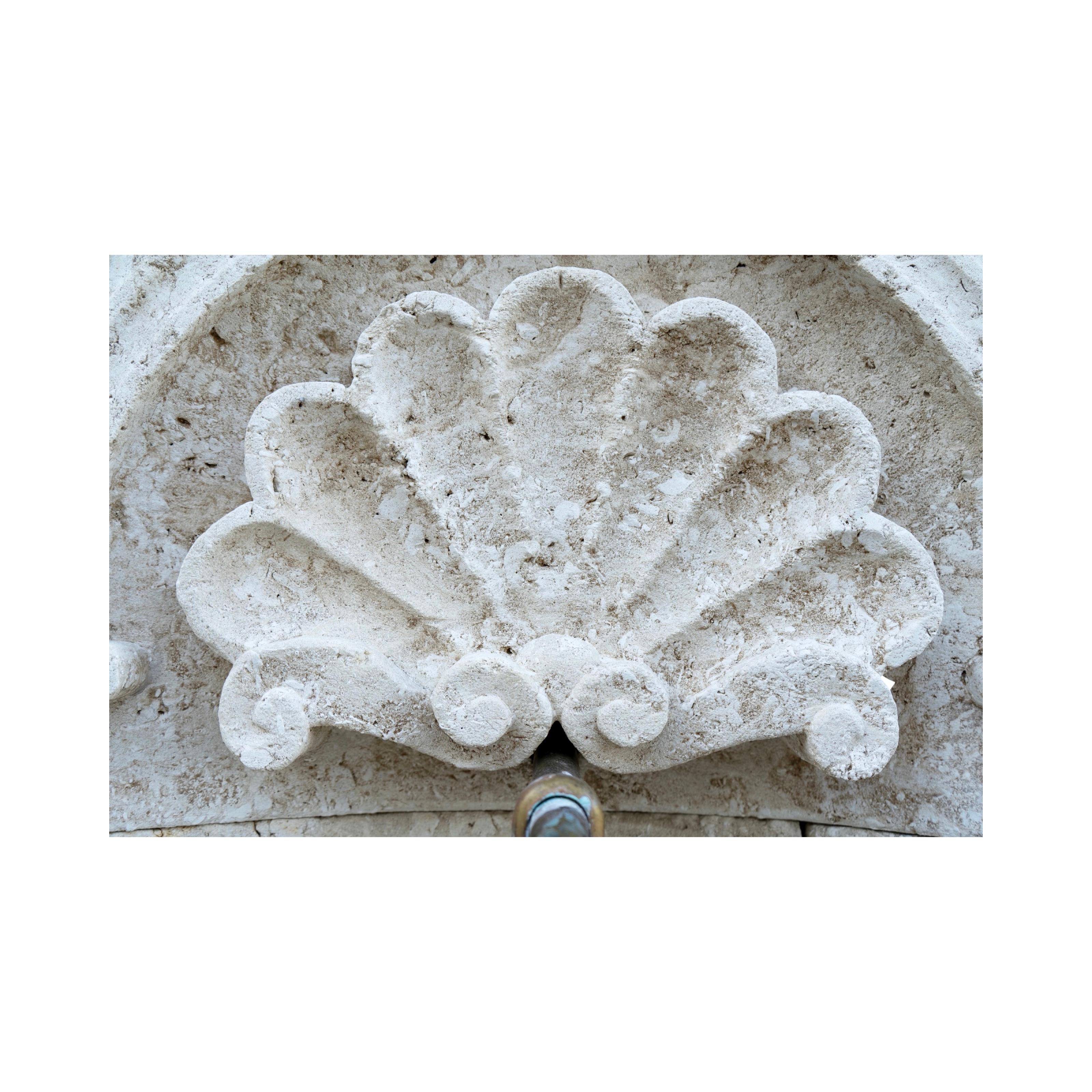 Fontaine murale contemporaine en pierre calcaire française 4