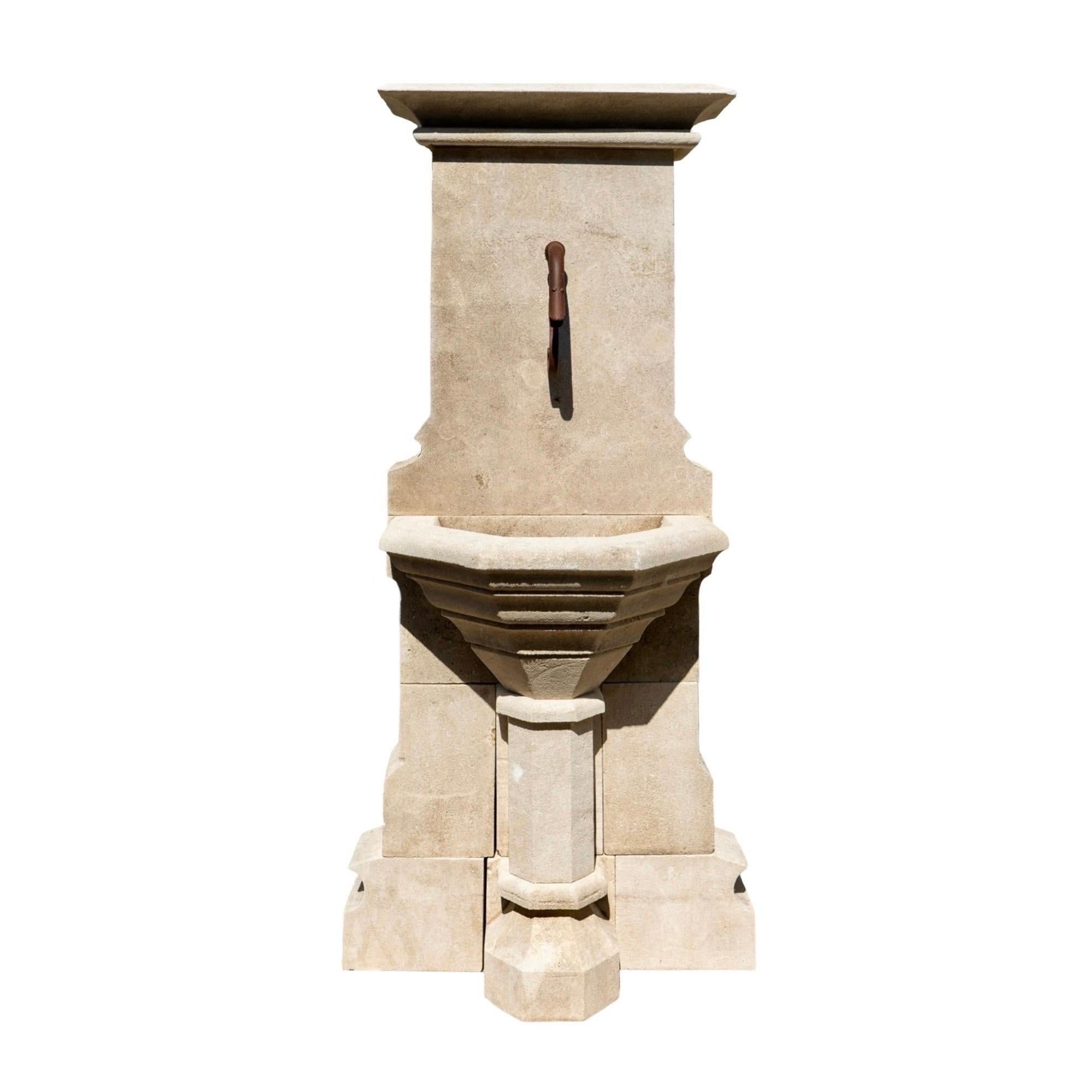 Cette fontaine murale en pierre calcaire sculptée à la main combine le style gothique et l'artisanat contemporain, importé directement d'Europe. Conçue dans un format compact, elle comporte un seul trou pré-percé pour un bec d'eau, ce qui permet une
