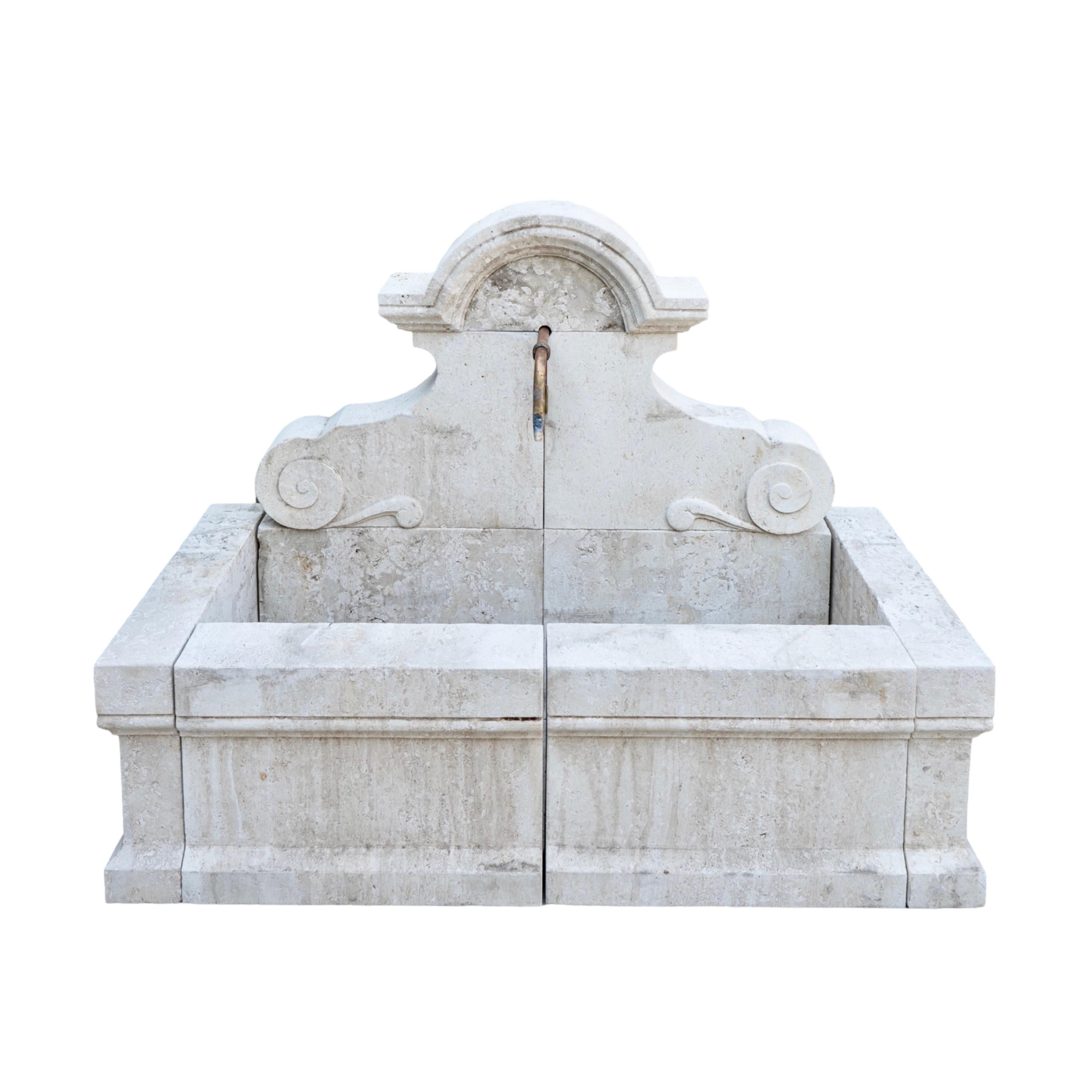 Français Fontaine murale contemporaine en pierre calcaire française en vente