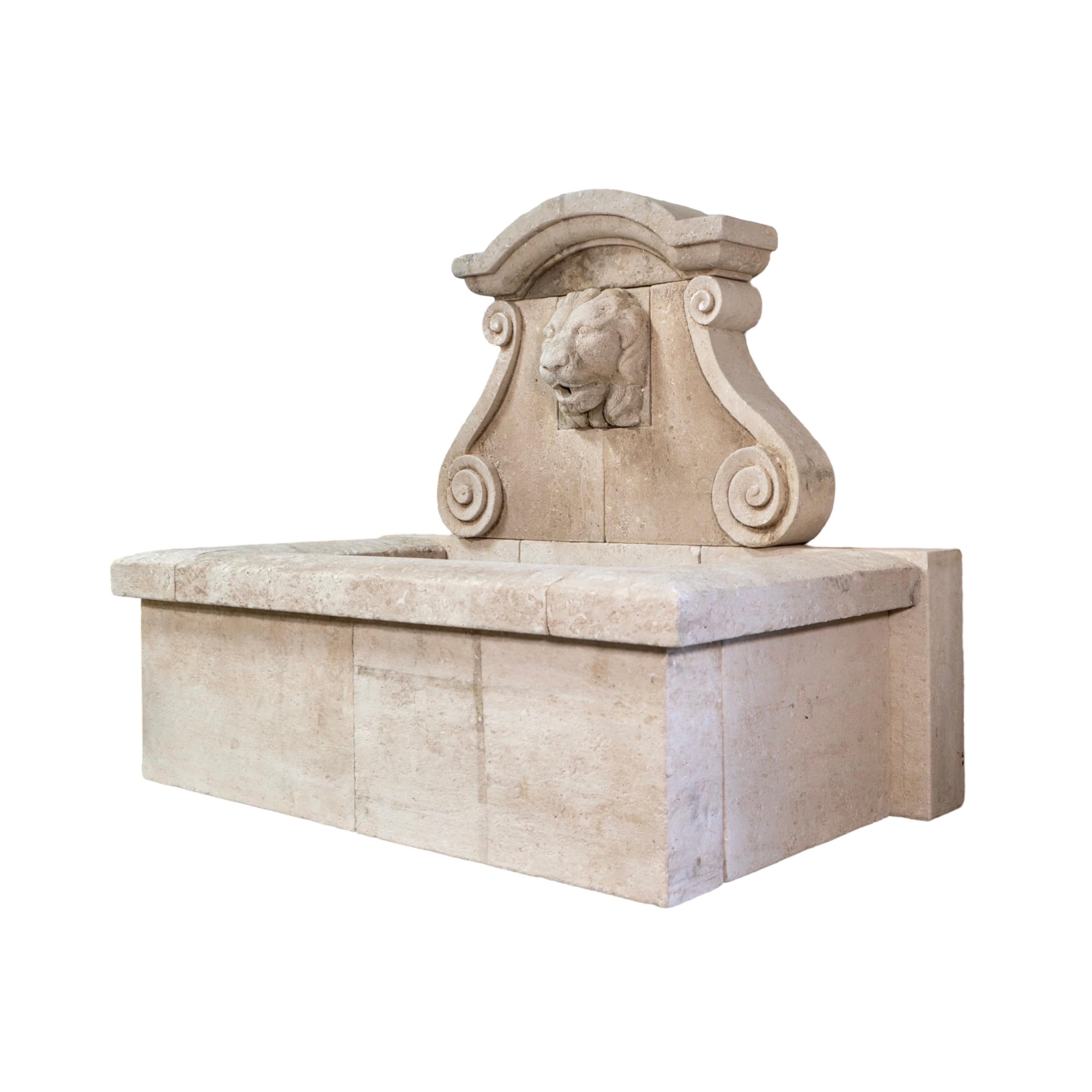 Fontaine murale contemporaine en pierre calcaire française Neuf - En vente à Dallas, TX