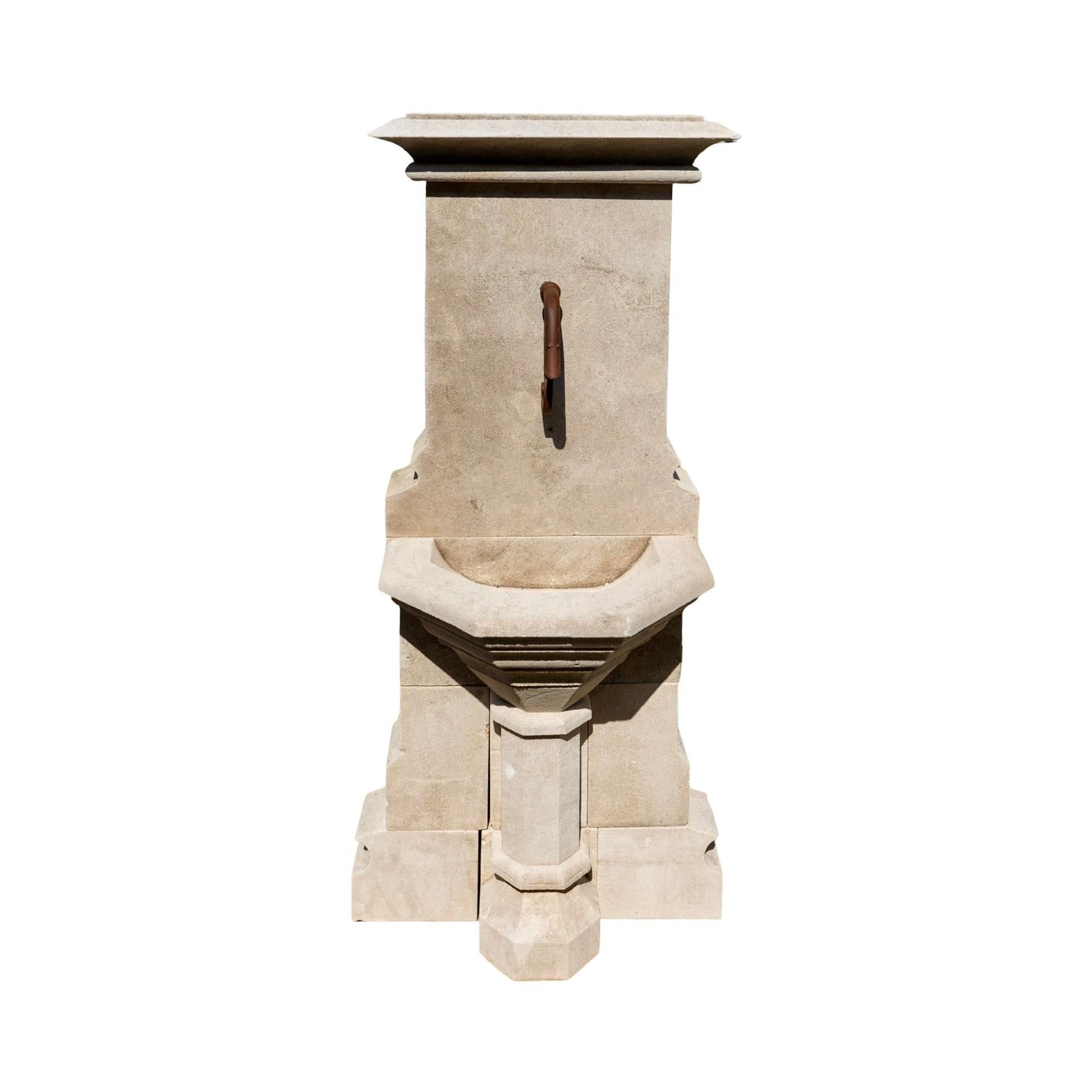 Fontaine murale contemporaine en pierre calcaire française Bon état - En vente à Dallas, TX