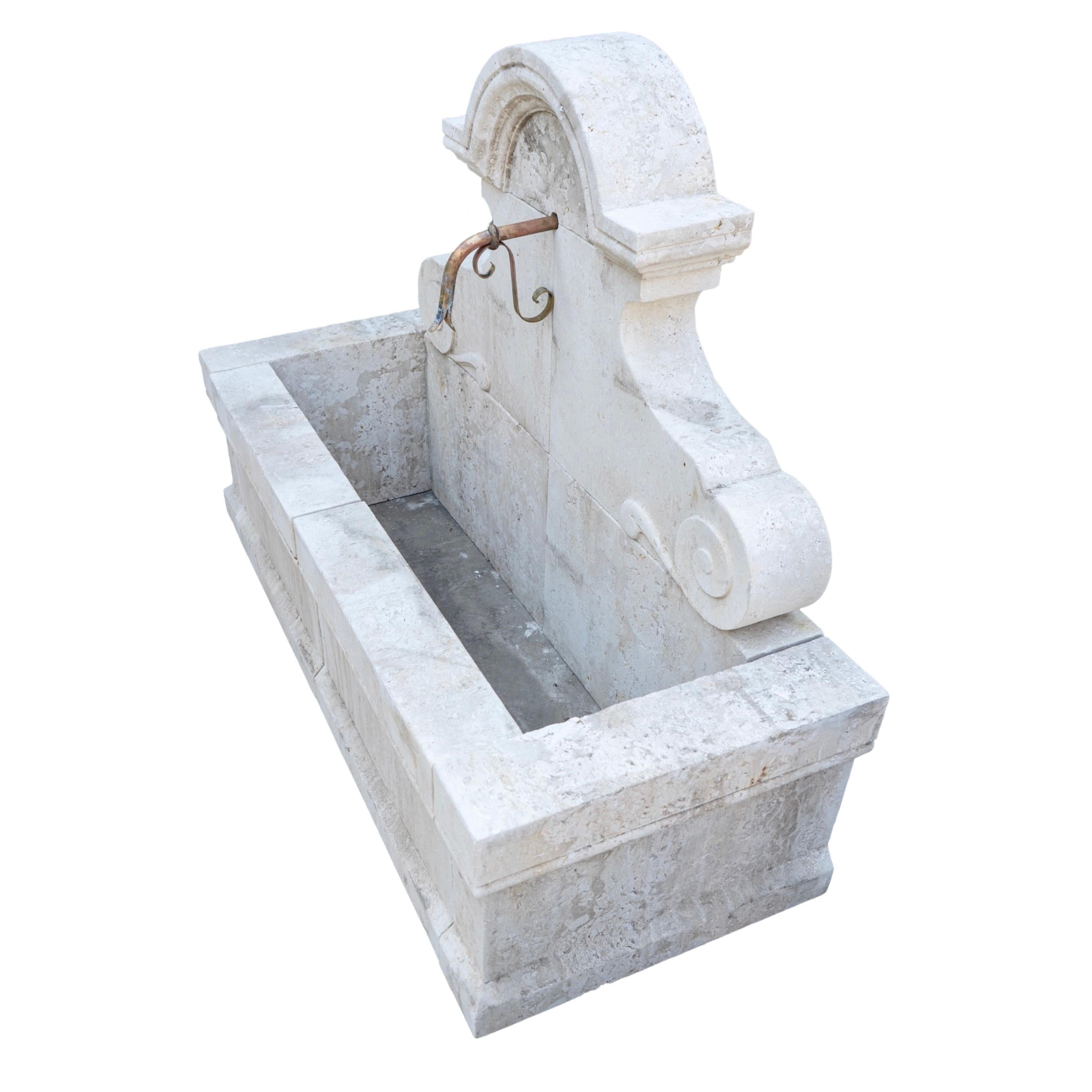 Sculpté à la main Fontaine murale contemporaine en pierre calcaire française en vente