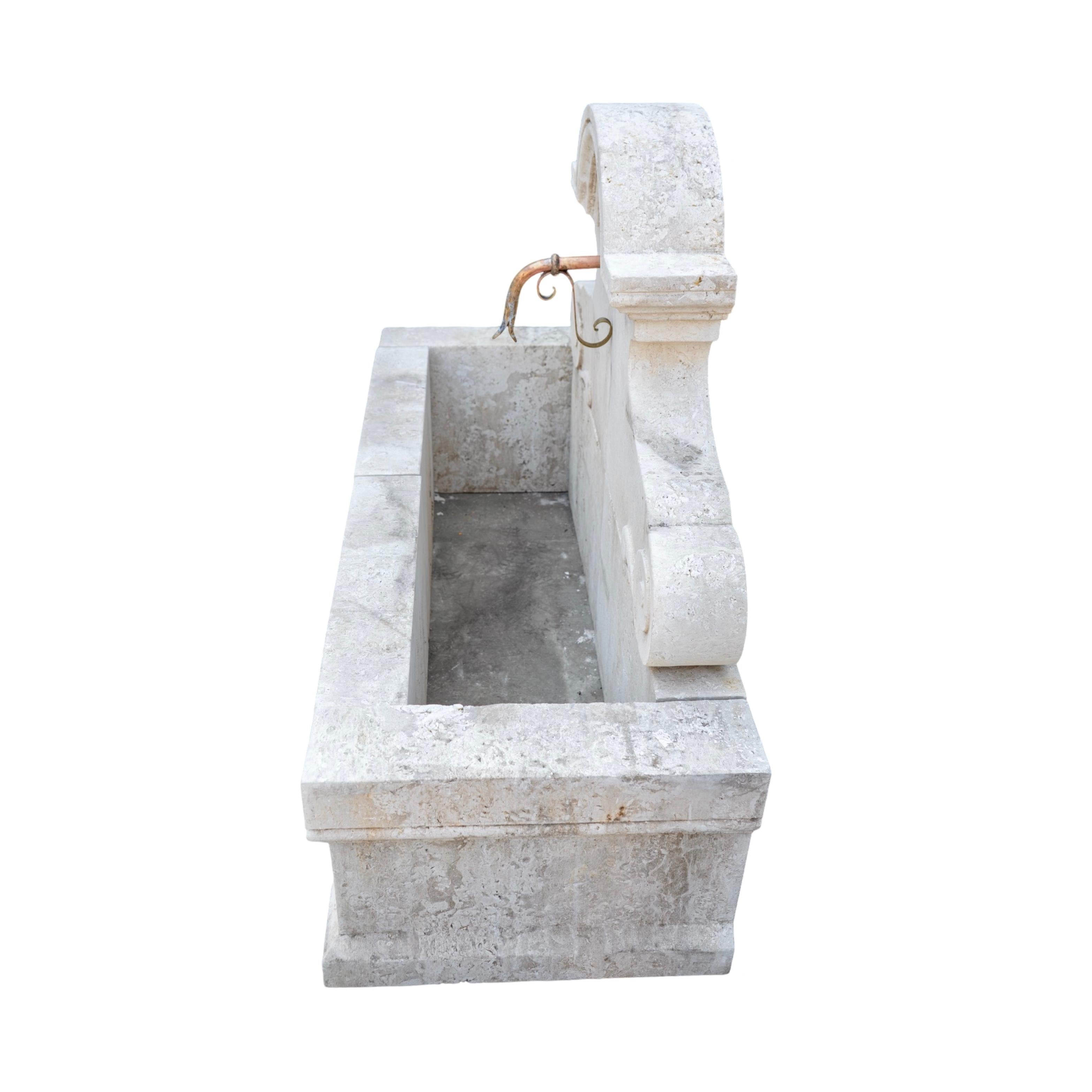 Fontaine murale contemporaine en pierre calcaire française Bon état - En vente à Dallas, TX