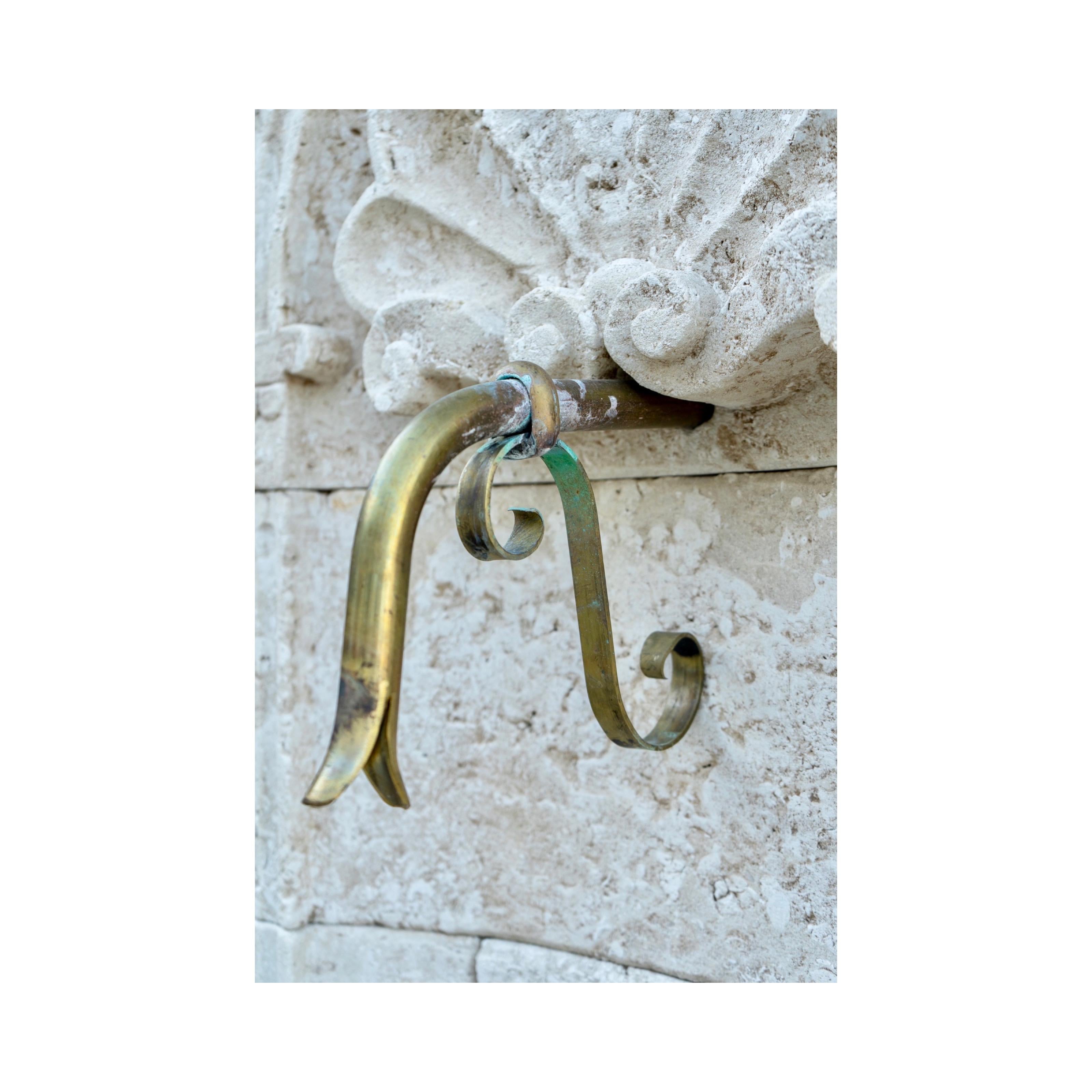 Français Fontaine murale contemporaine en pierre calcaire française