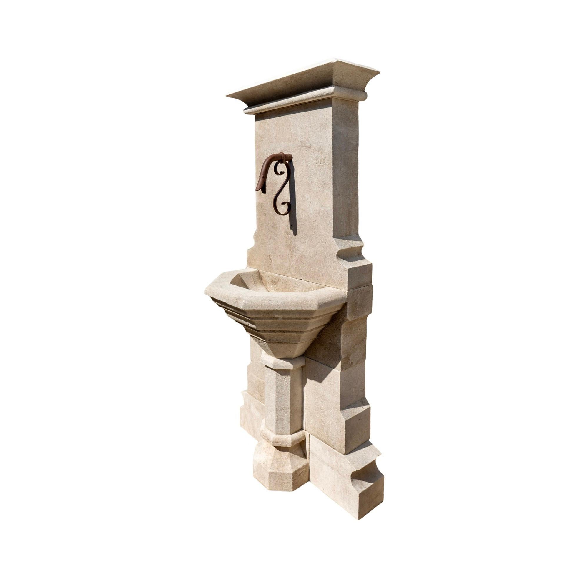 Fontaine murale contemporaine en pierre calcaire française en vente 1