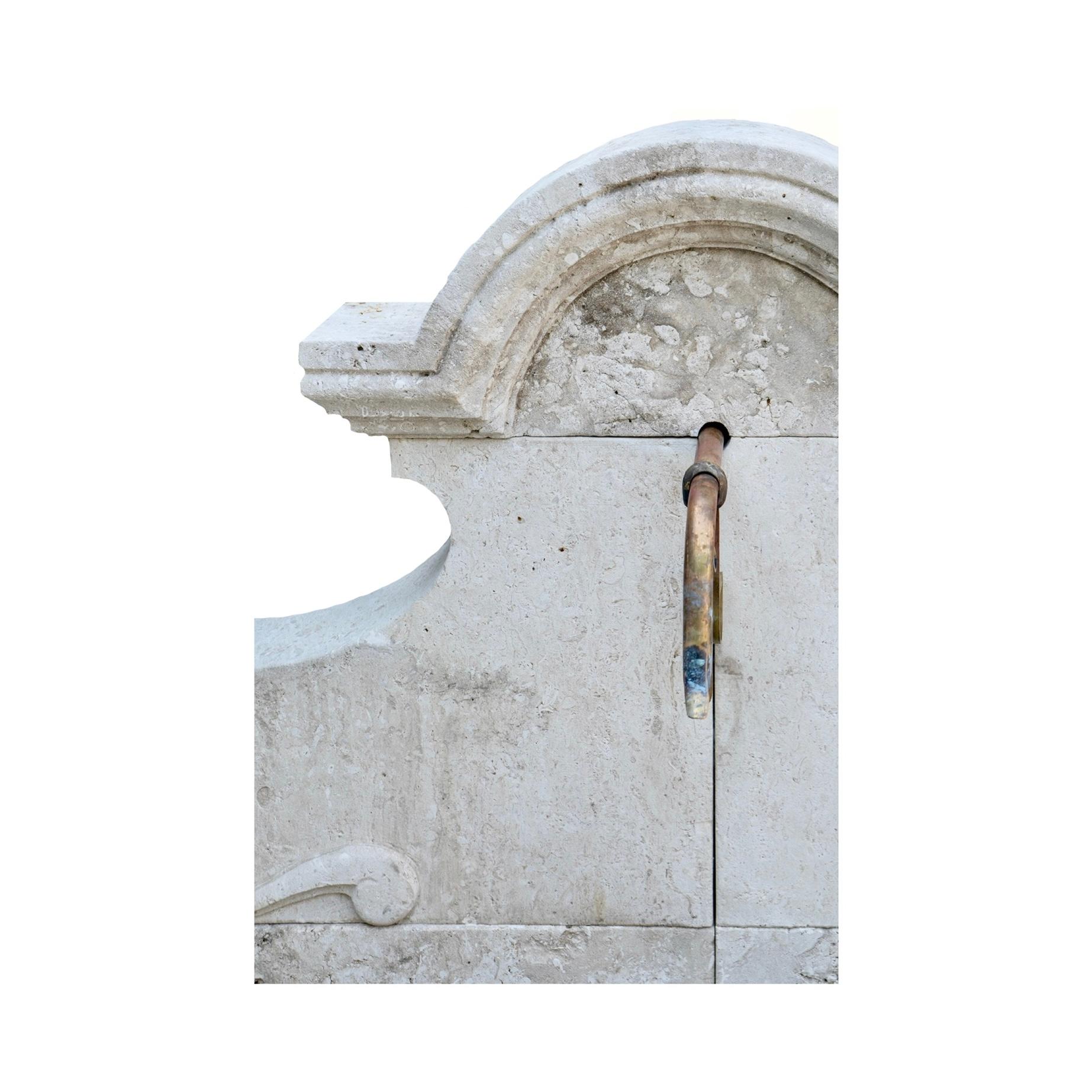 Calcaire Fontaine murale contemporaine en pierre calcaire française en vente